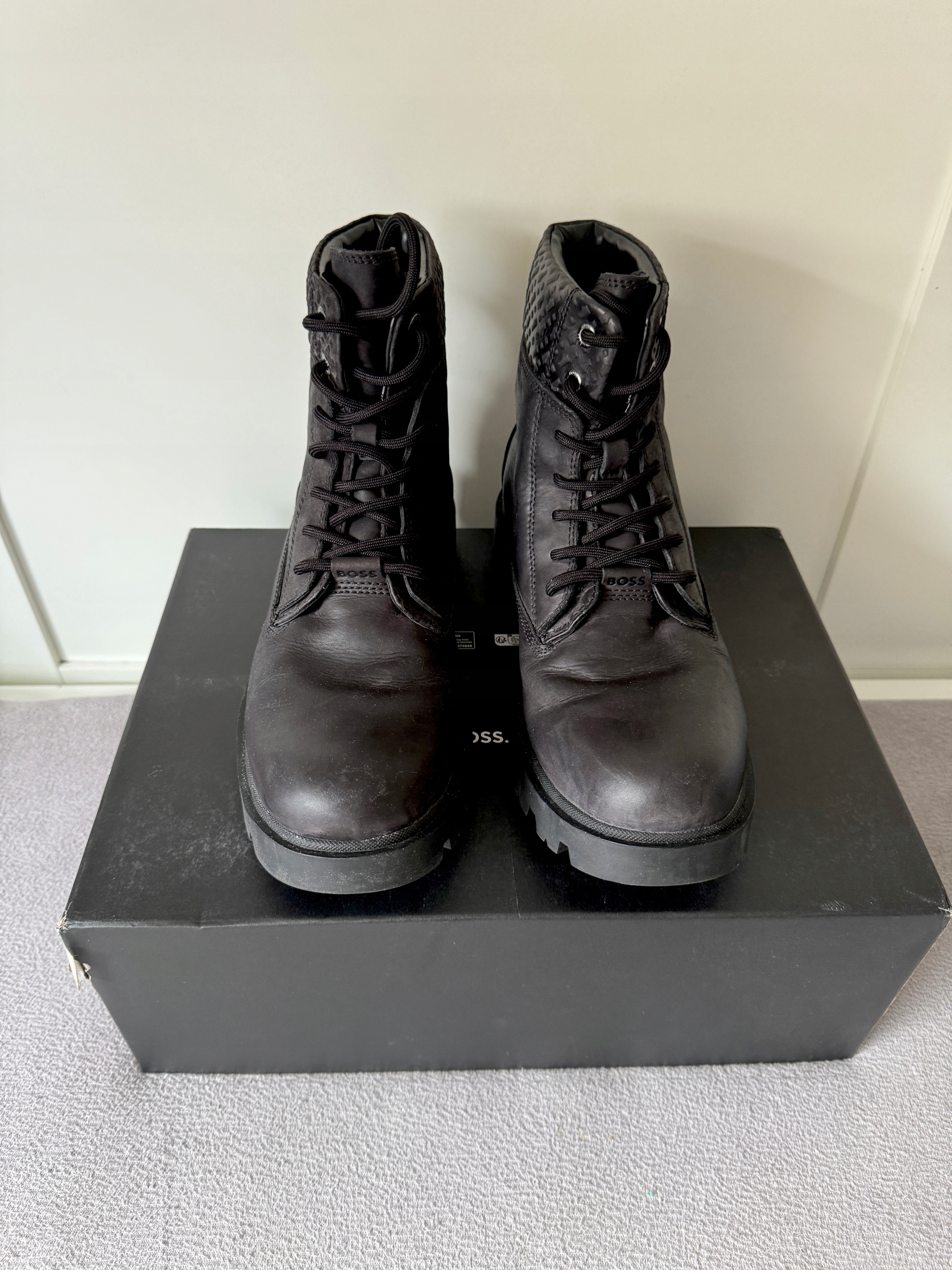 Boss Adley Halb Botki sznurowane r.44 Kolor czarny