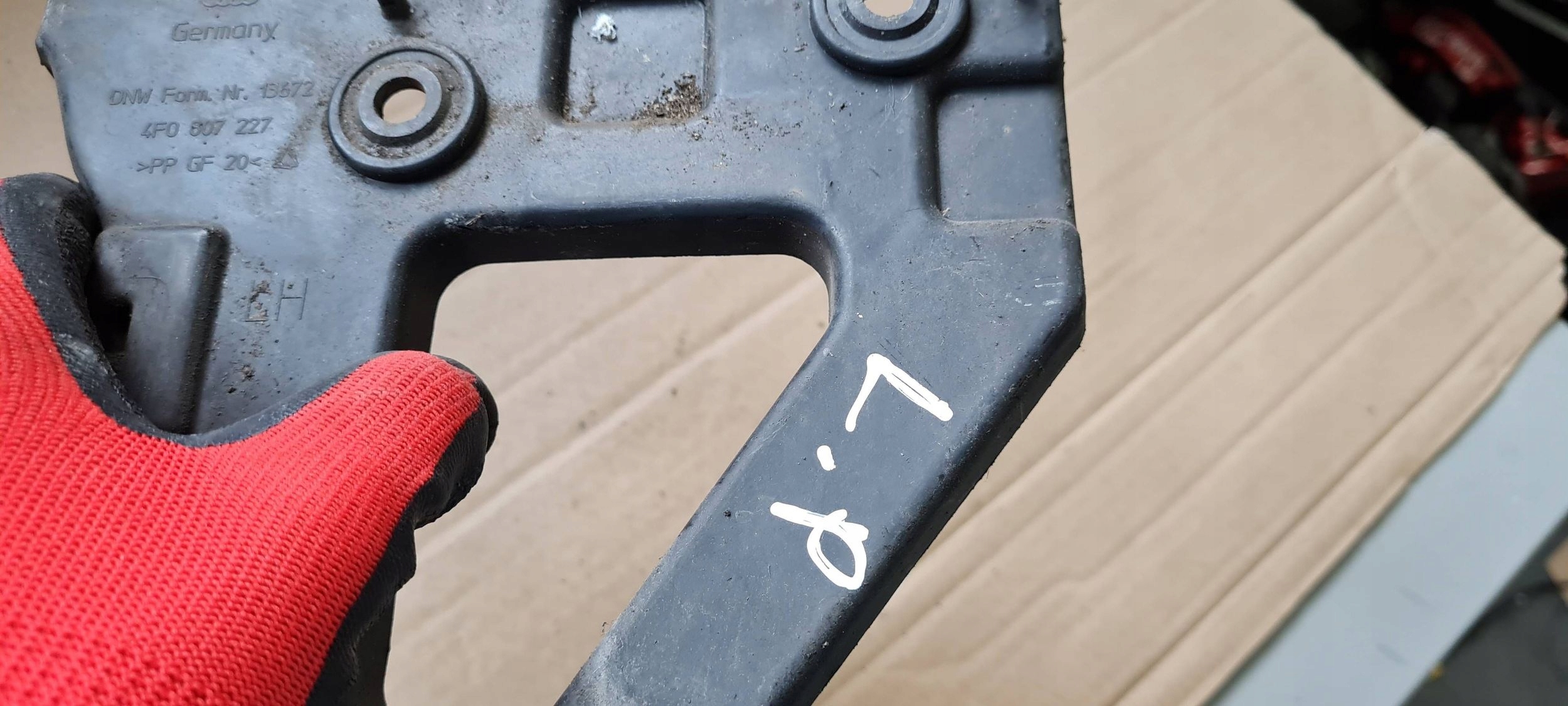 A6 C6 LIFT support bracket holder of a bumper left front 4F0807227