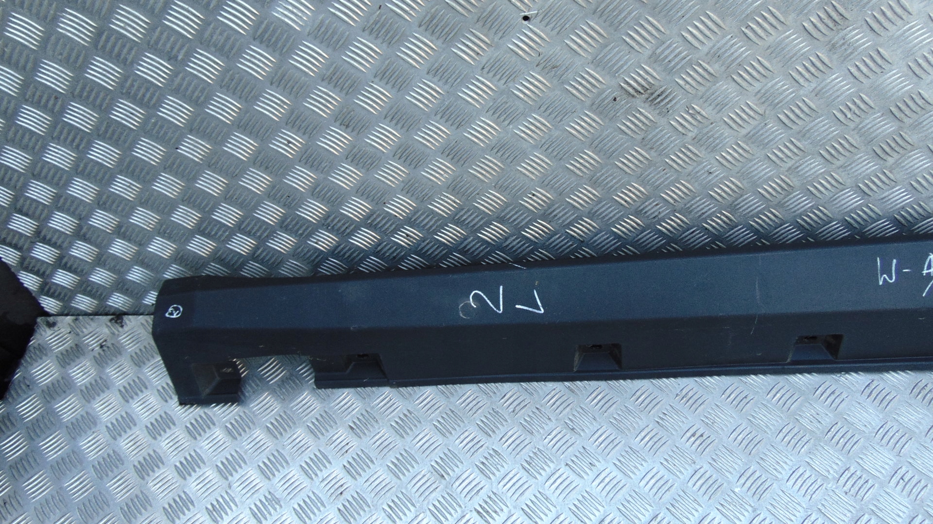 moulding threshold left MERCEDES ML W164 A1646900740