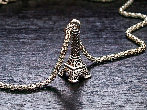 

Zawieszka Wieża Eiffla z łańcuszkiem