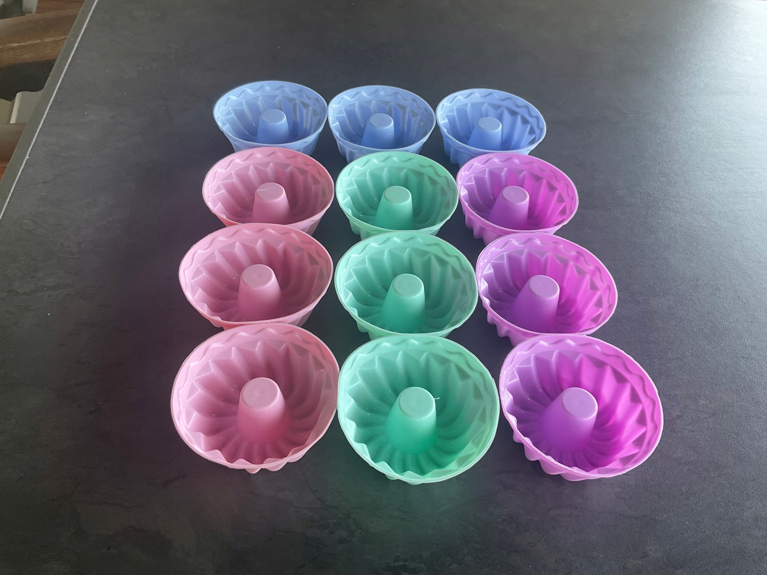 FOREMKI do muffinek CIASTEK BABECZEK SILIKONOWE 12szt BABKA Z TULEJĄ śr 6cm Wysokość produktu 2.5 cm