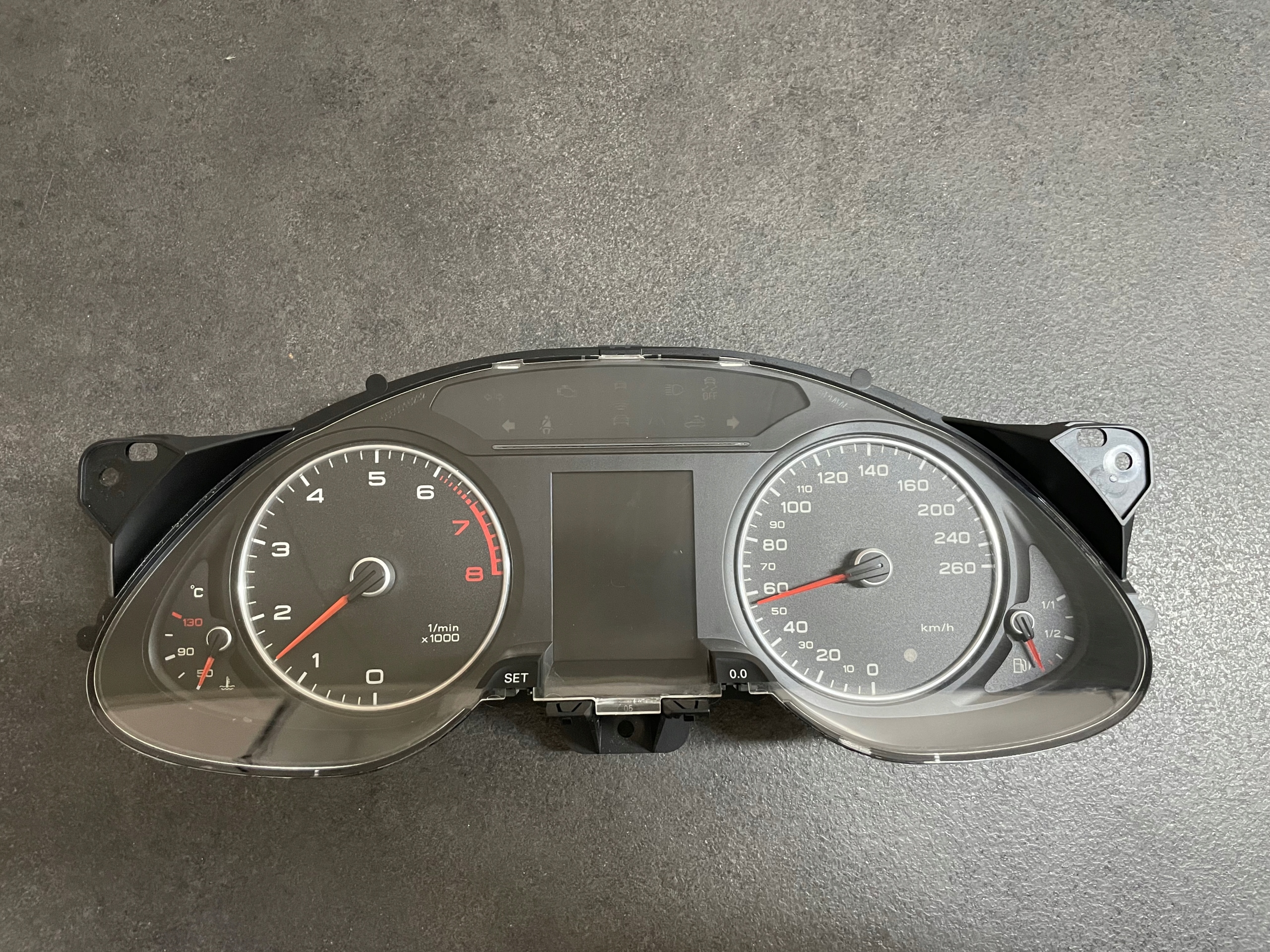 Счетчик часы AUDI A4 B8 лифт 2.0 TFSI 8K0920982A