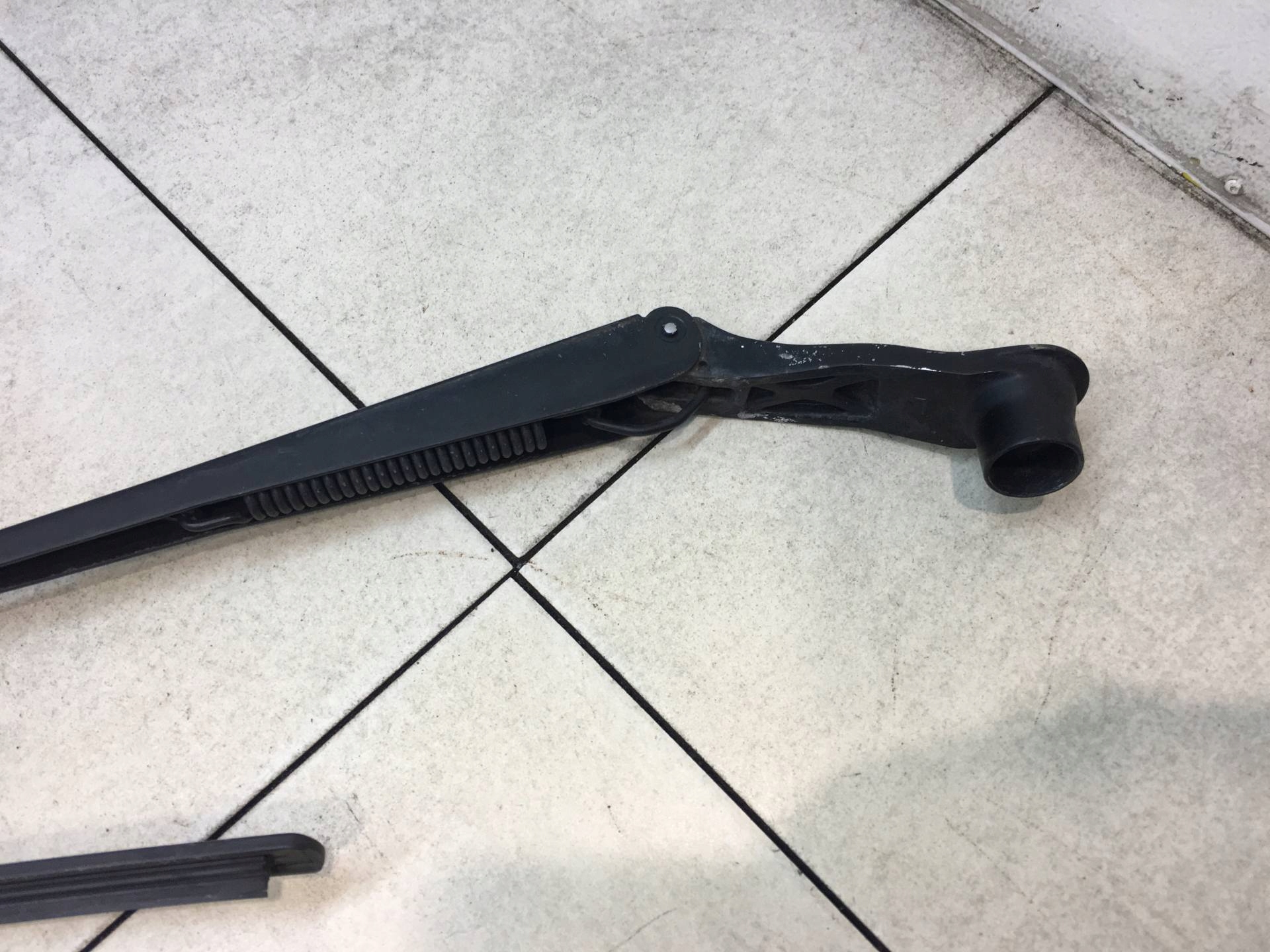 wiper arm front CHRYSLER 300M