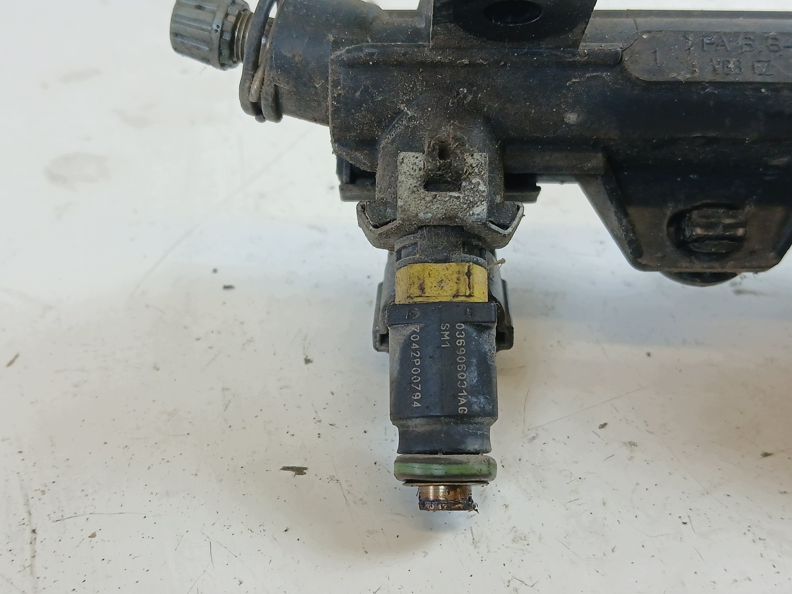 VW GOLF V SKODA FABIA II et 1.4 Rampe injection 036906031AG