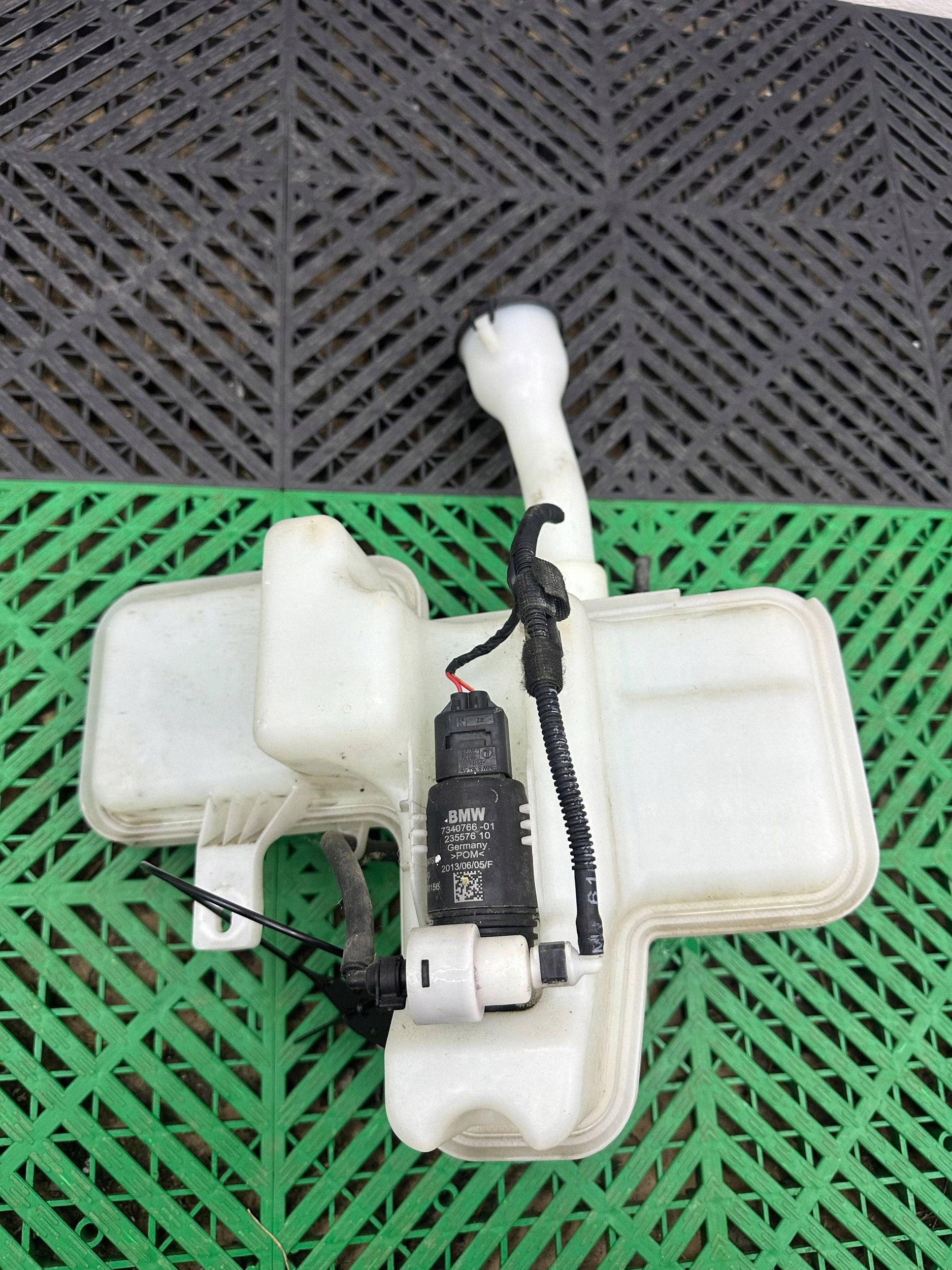 washer fluid tank BMW i3 7304020