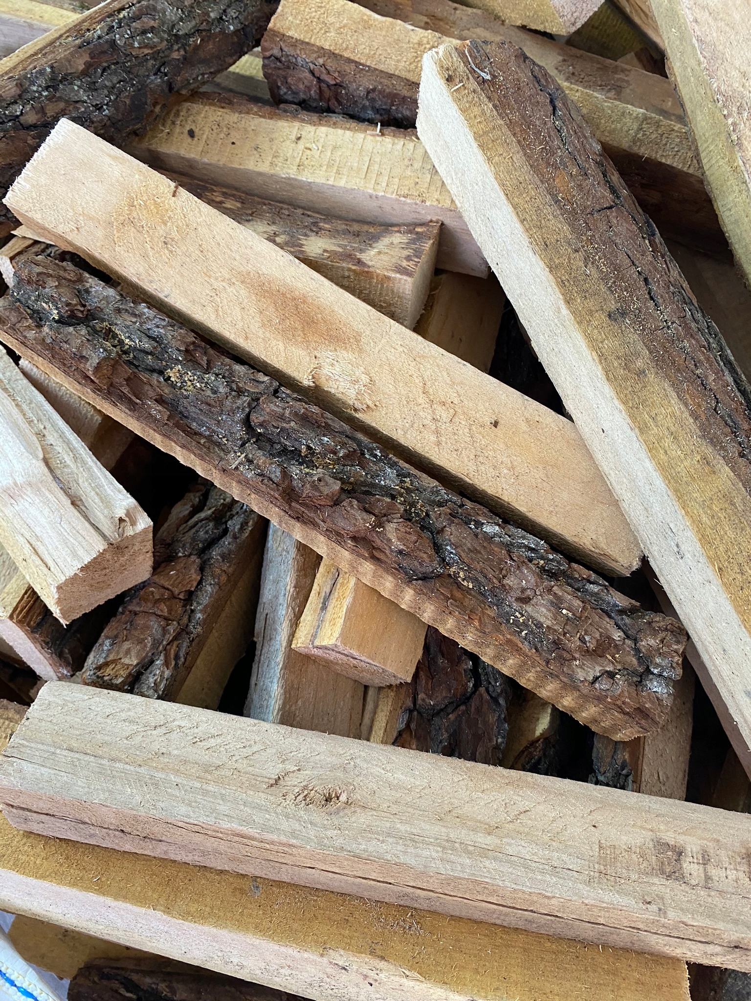 Drewno opałowe idealne na GRILLA mix buk/olcha suchy 20kg Typ produktu inne