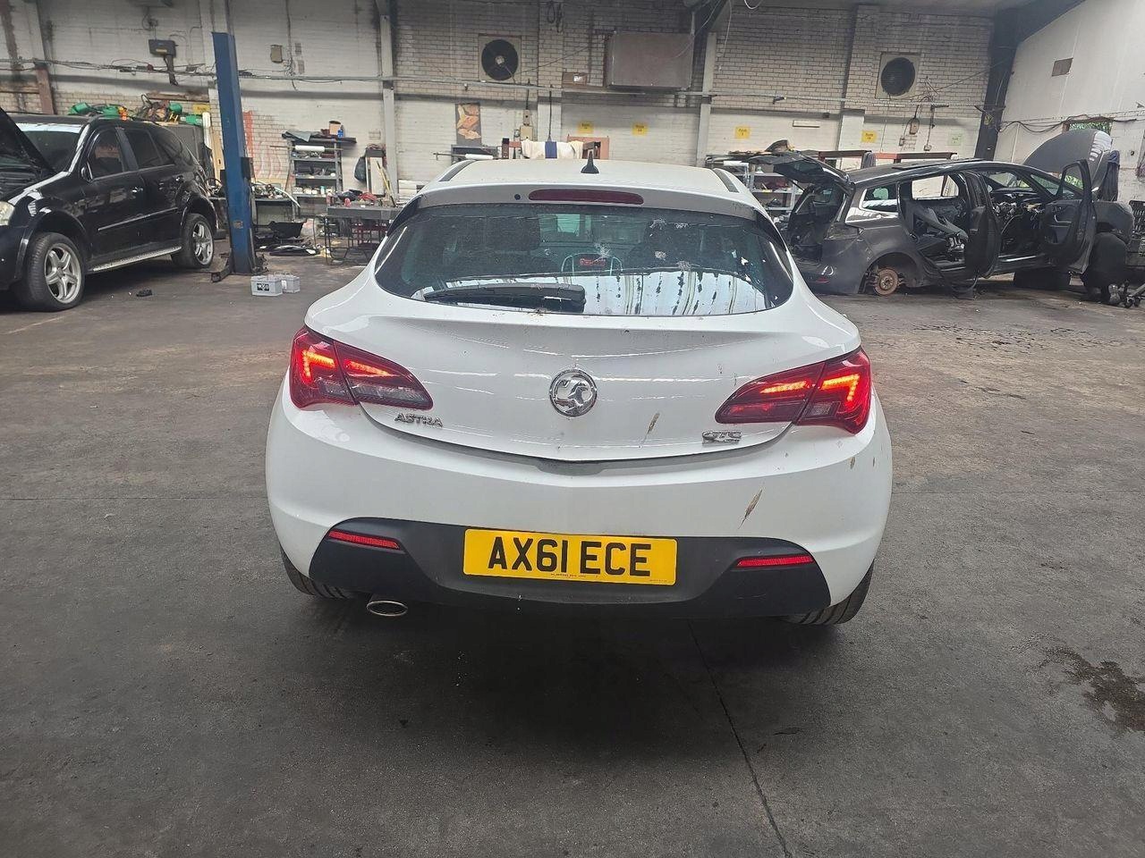 light third brake light Opel Astra GTC J facelift 2011 13372164