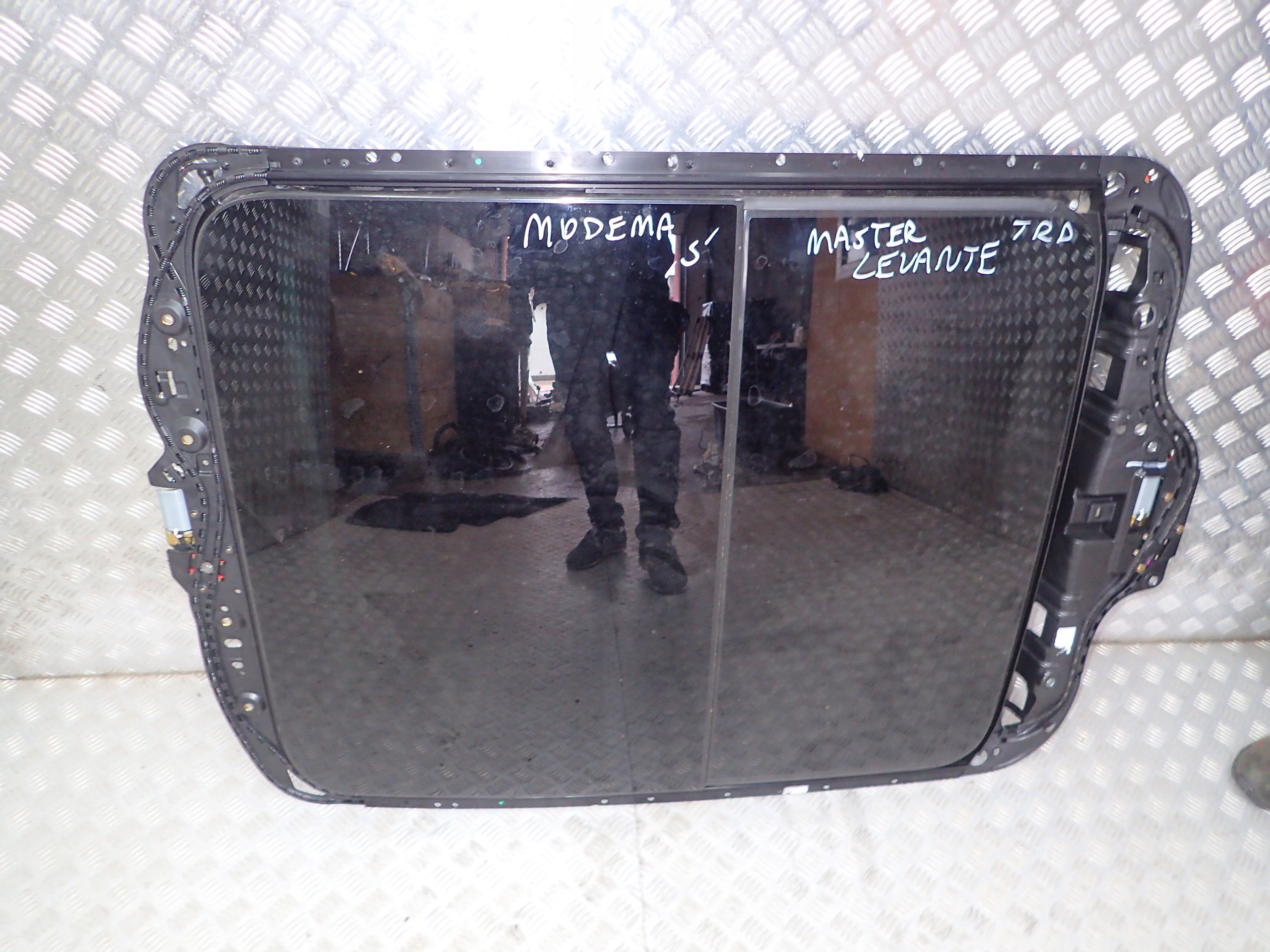 MASERATI LEVANTE PANORAMA SZKŁO SZYBERDACH