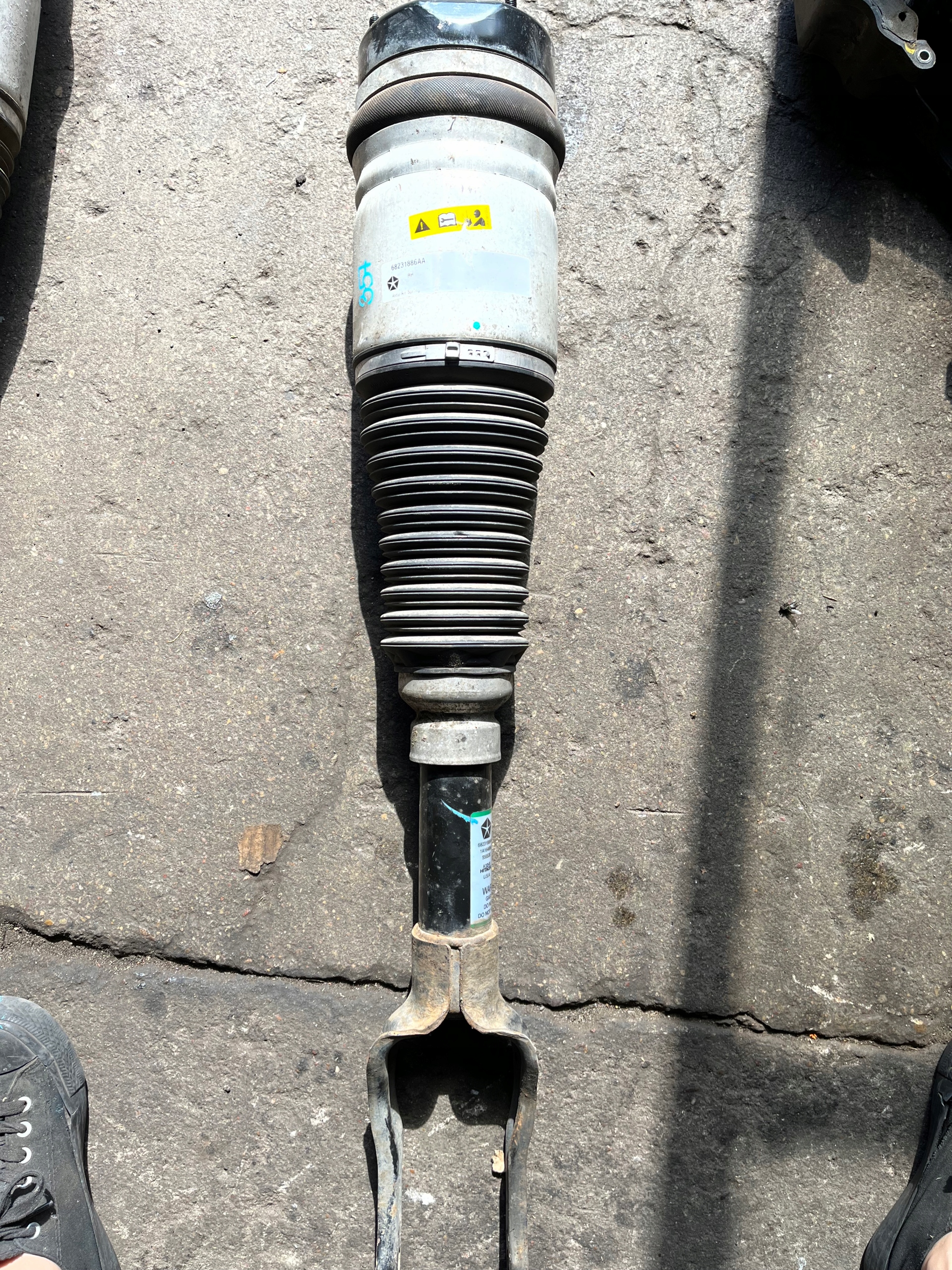 68231886AA - 357 JEEP GRAND CHEROKEE WK2 ПЕРЕДНИЙ АМОРТИЗАТОР L