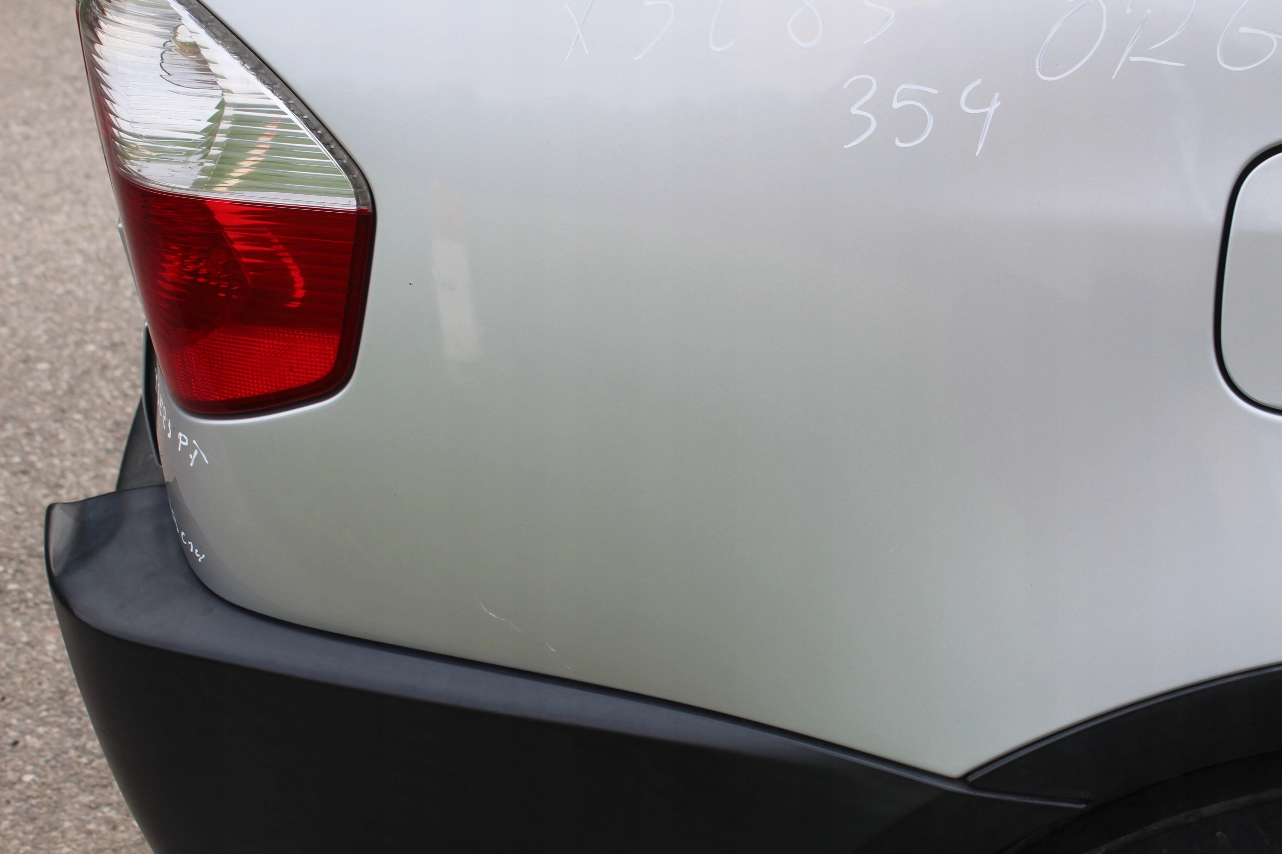 ĆWIARTKA BŁOTNIK PRAWY TYŁ TYLNY BMW X3 E83 354 TITANSILBER ORG LAKIER Kolor srebrny