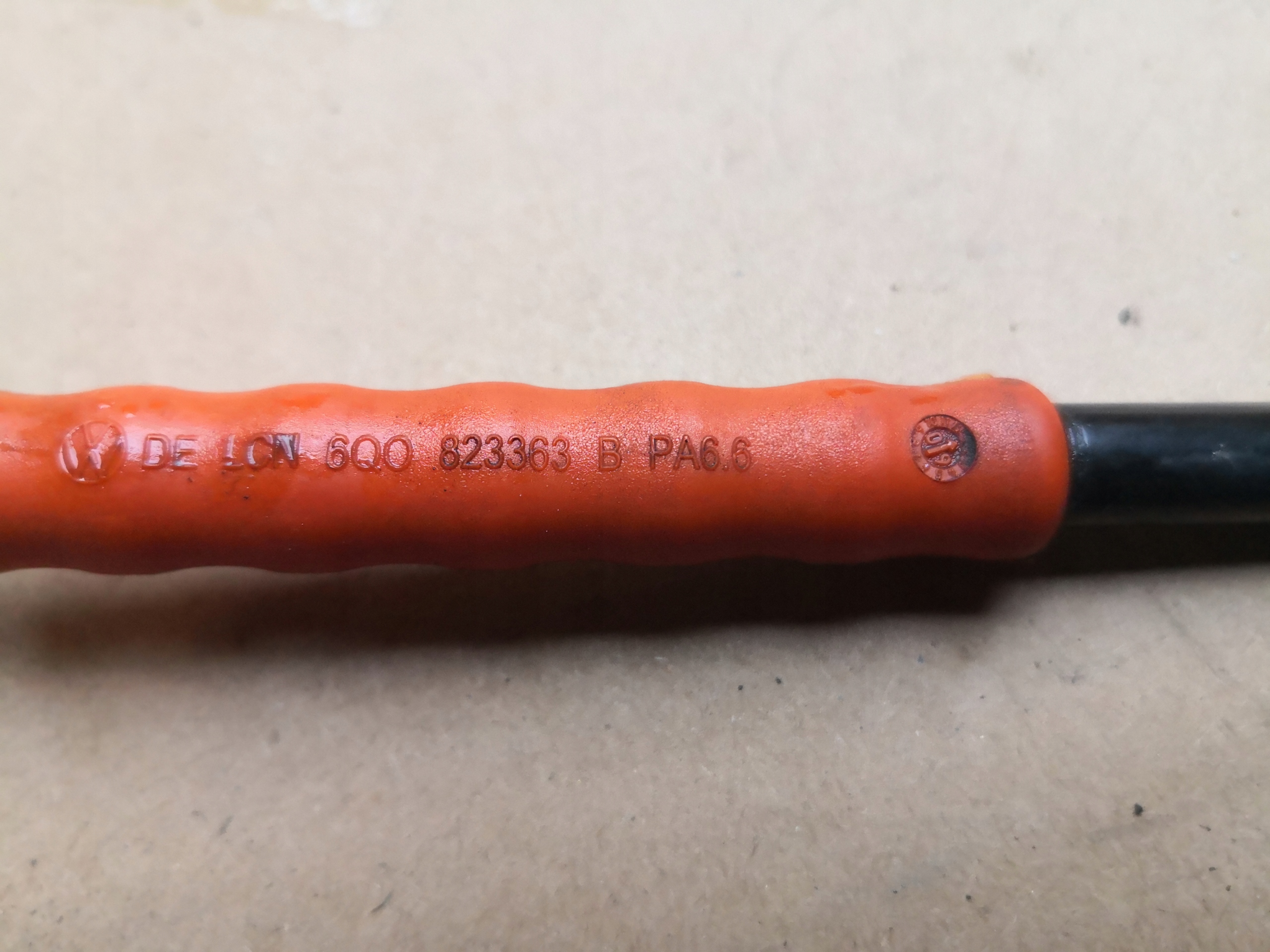 Support du capot VW POLO IV 9N LIFT 6Q0823363B