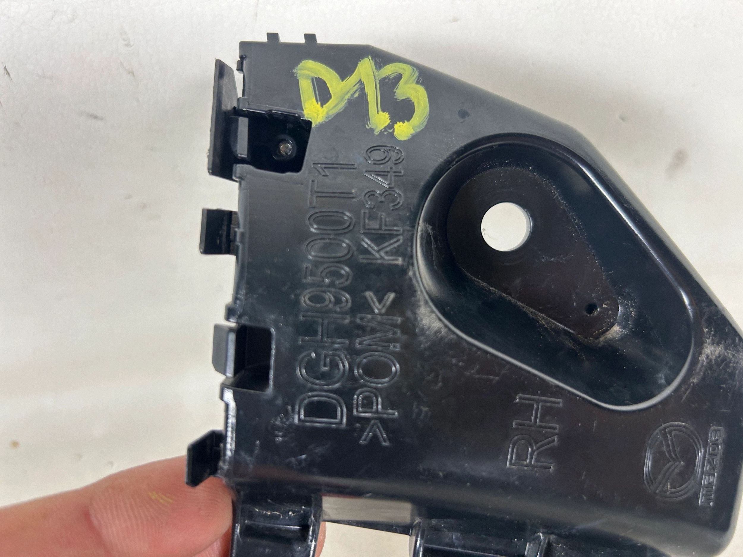 Mazda CX-30 19- console bumper bracket front right DGH9500T1