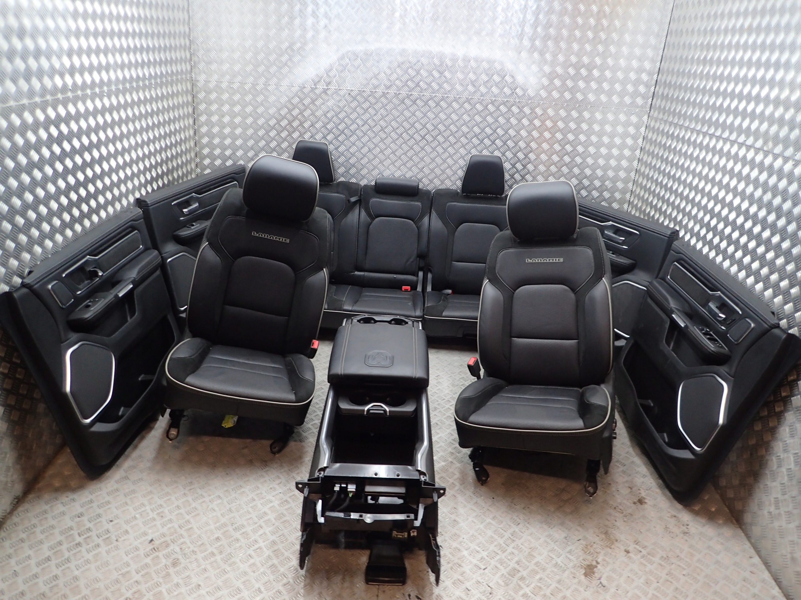 RAM 1500 V 19R< FOTELE KANAPA BOCZKI SKÓRA