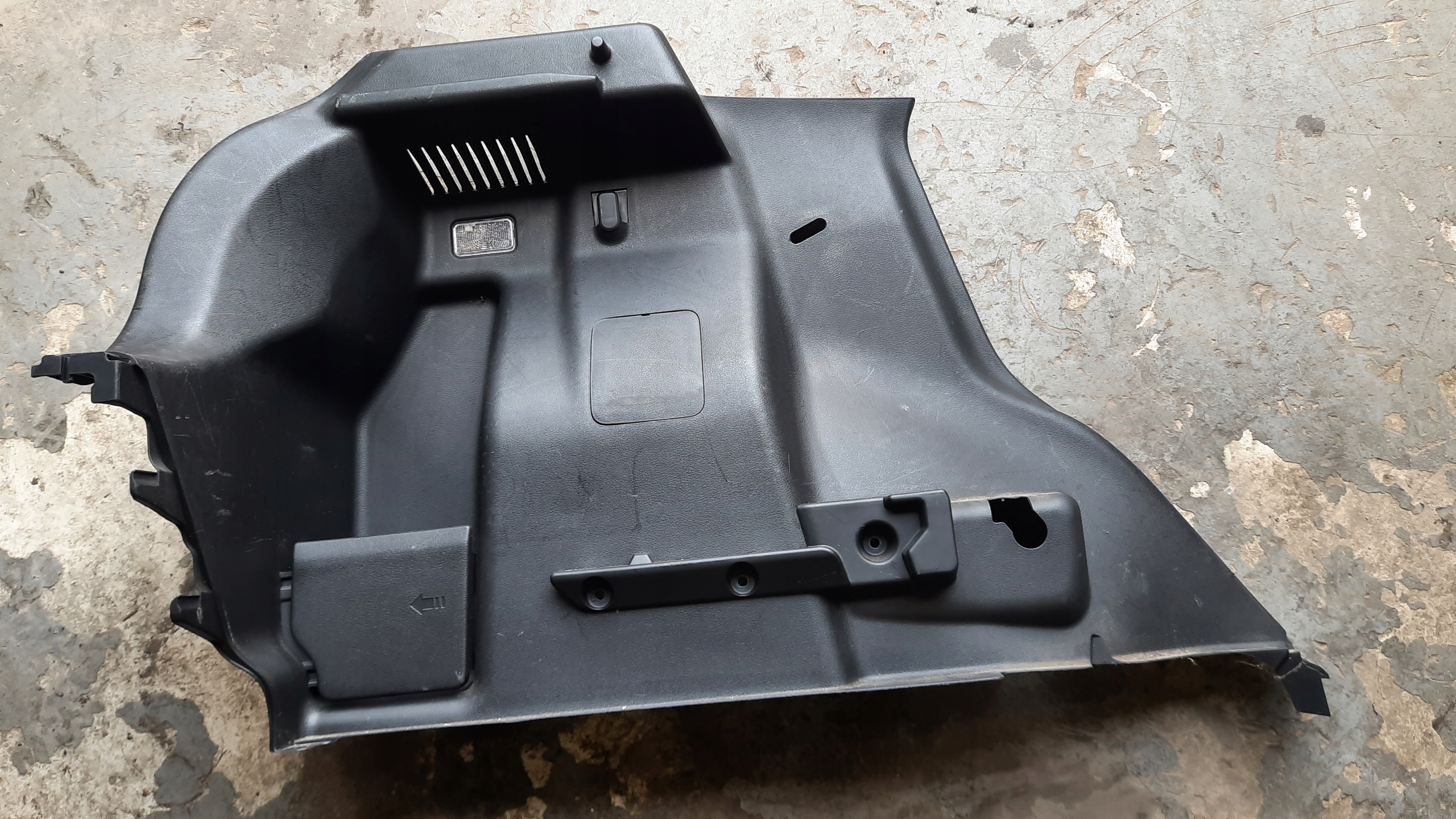 SUZUKI BALENO 16-19 БЕКОН БАГАЖНИКА ЛЕВЫЙ ЗАДНИЙ