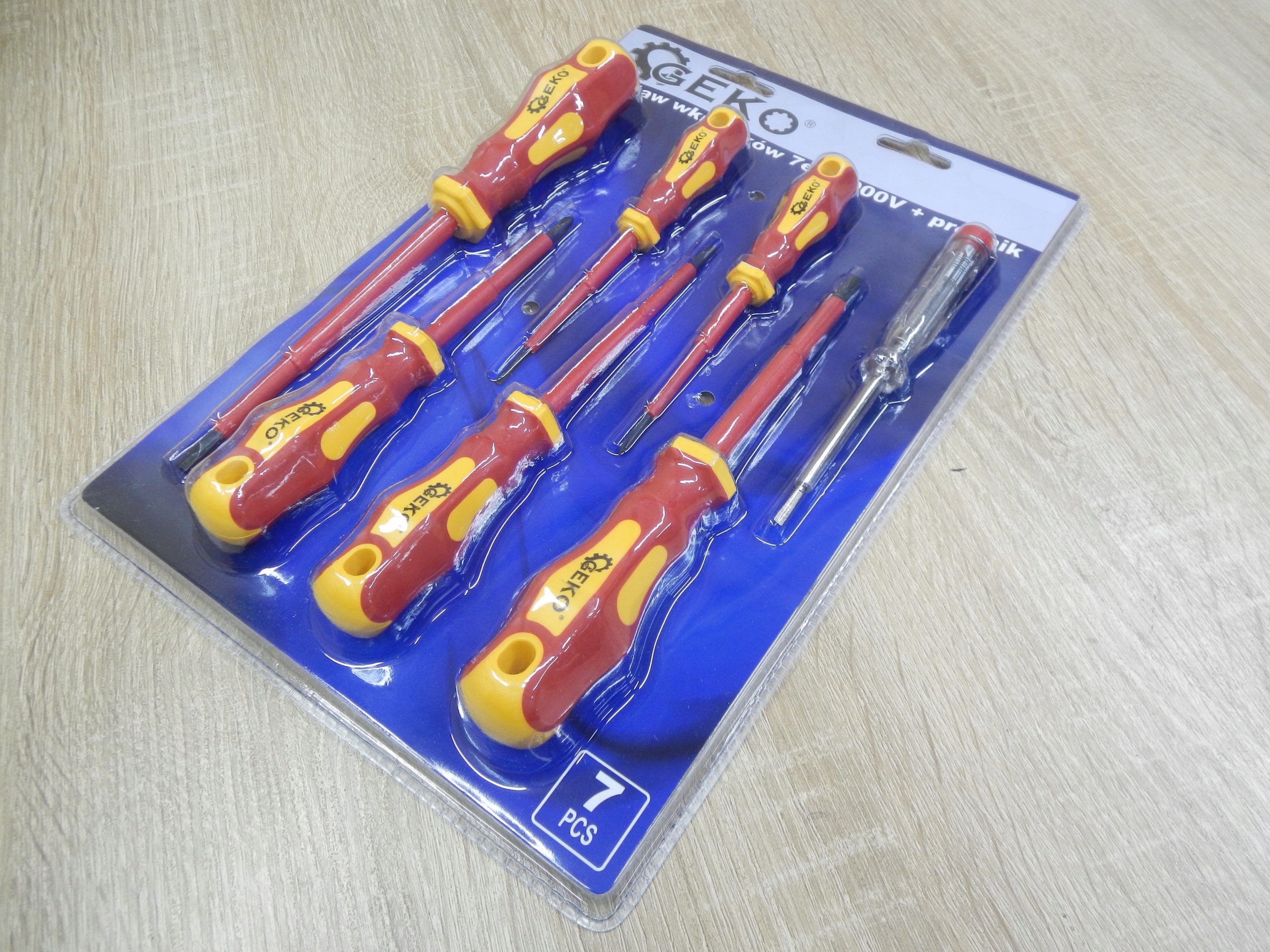 Wkrętaki Śrubokręty izolowane 1000V 7szt +próbnik Liczba elementów w zestawie 7 szt.