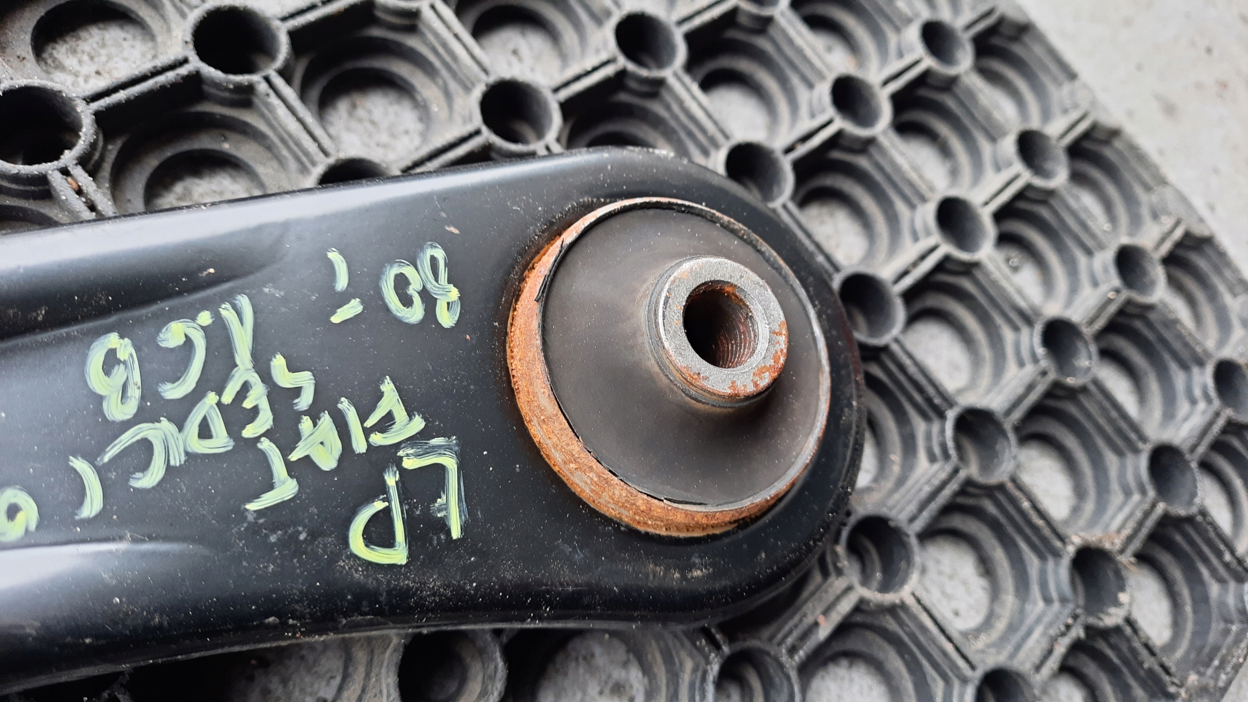 Fiat Sedici 2008 Wahacz przedni lewy Typ samochodu Samochody osobowe