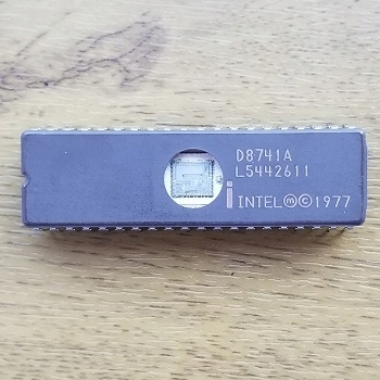 8741A mikrokontroler 8bit, 1kB, 64B