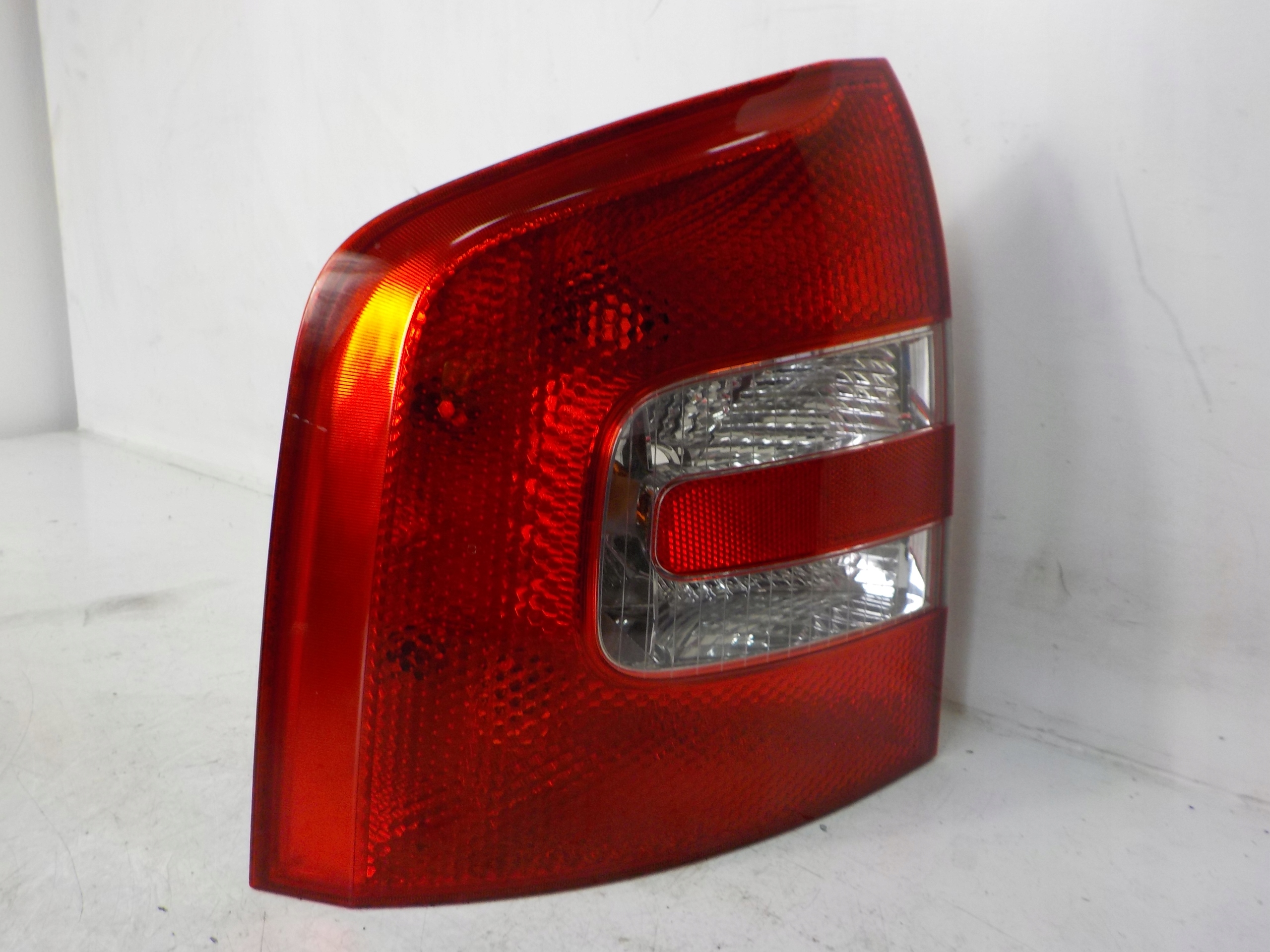 SKODA OCTAVIA II KOMBI light left rear left rear part 4B0091945D