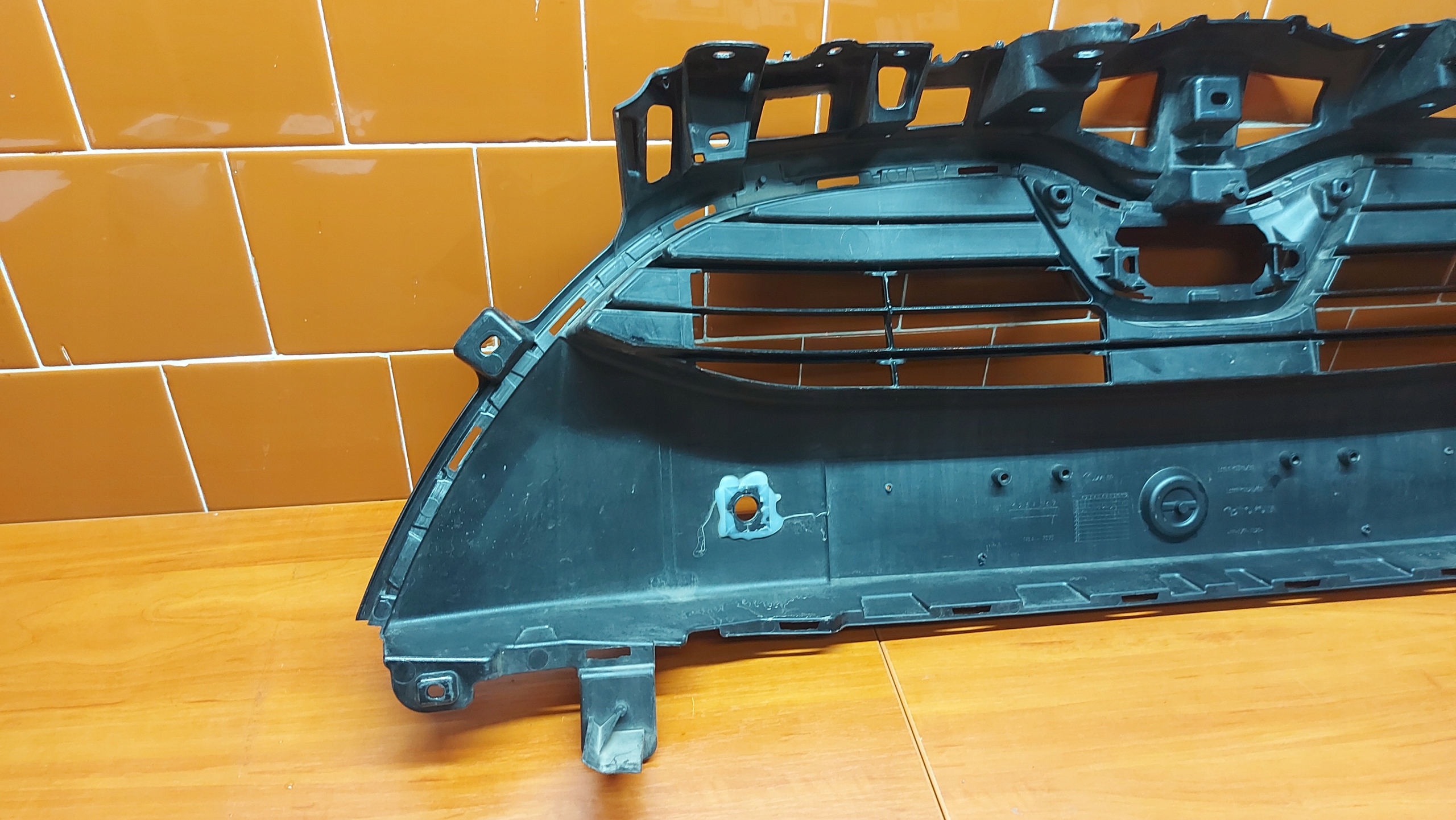 grid of a bumper central front front TOYOTA YARIS IV 20