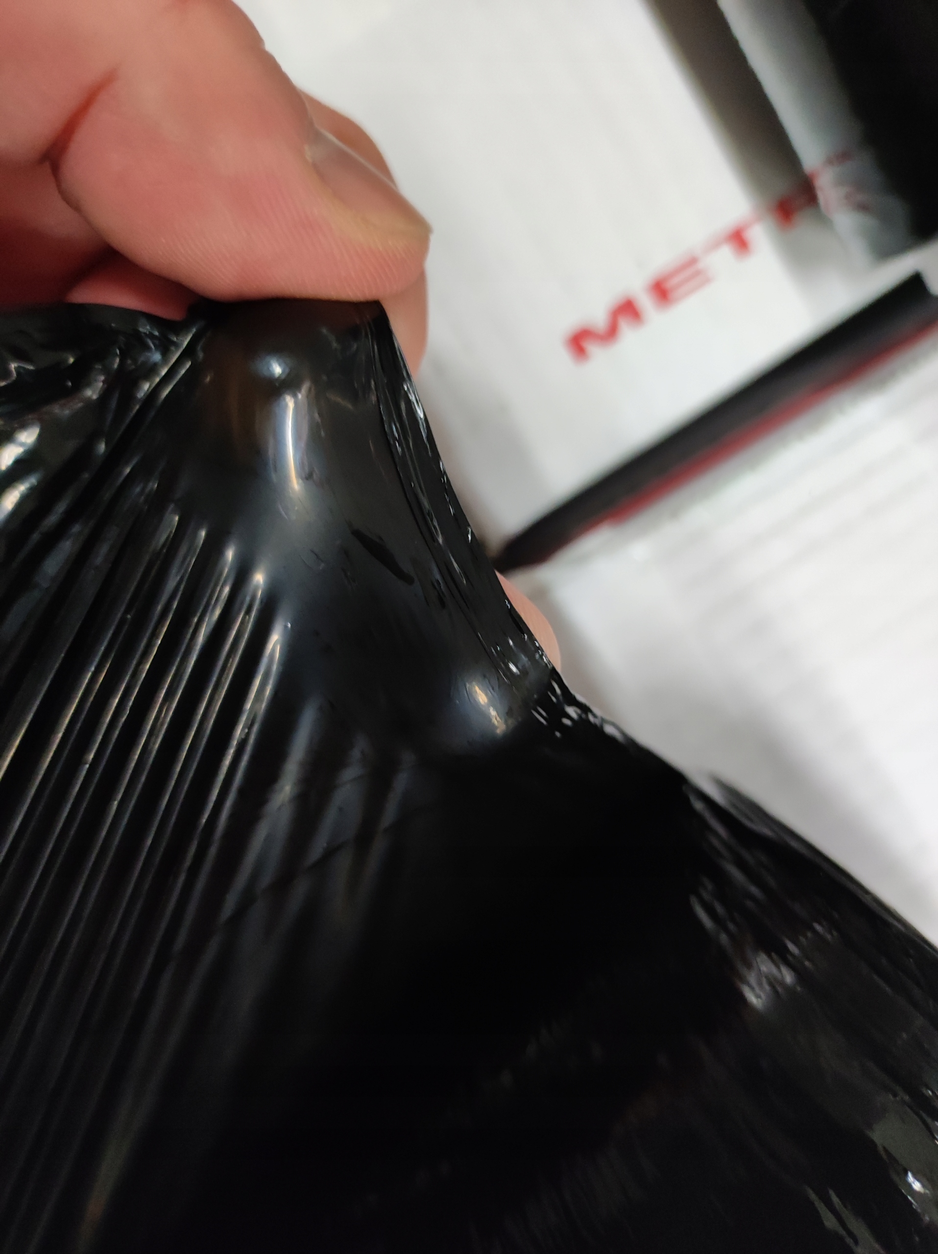 Folia pre-stretch czarna do paczek 300 m Waga netto folii 1 kg