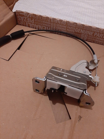 RYGIEL ZAMEK DRZWI RH DACIA DOKKER 825027108R ORYG