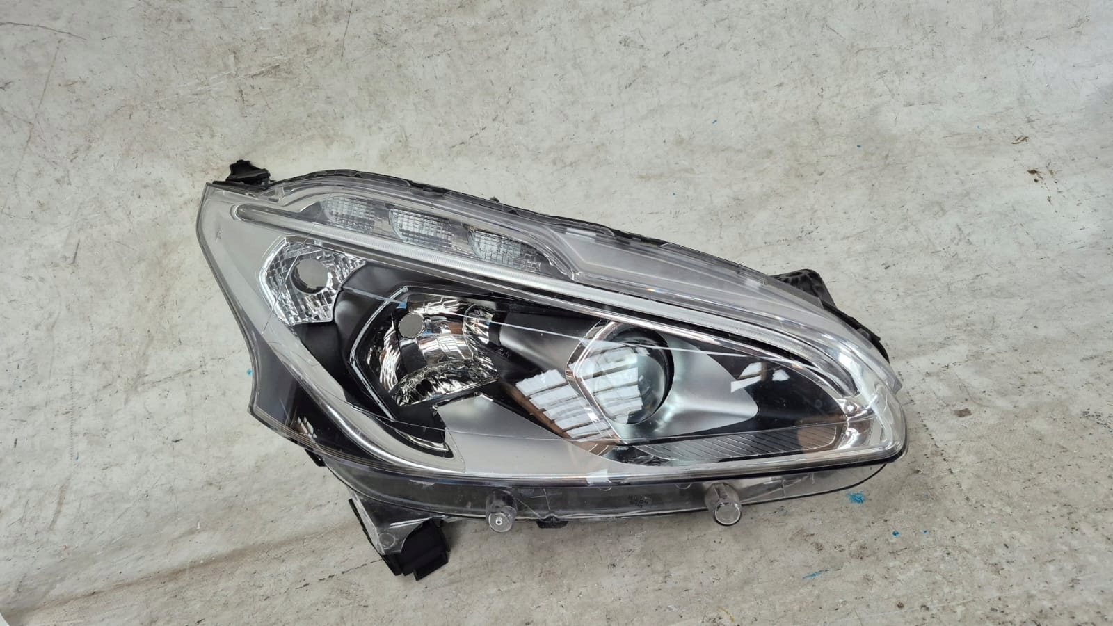 PEUGEOT 208 and 1 LIFT 15-19 light front front right