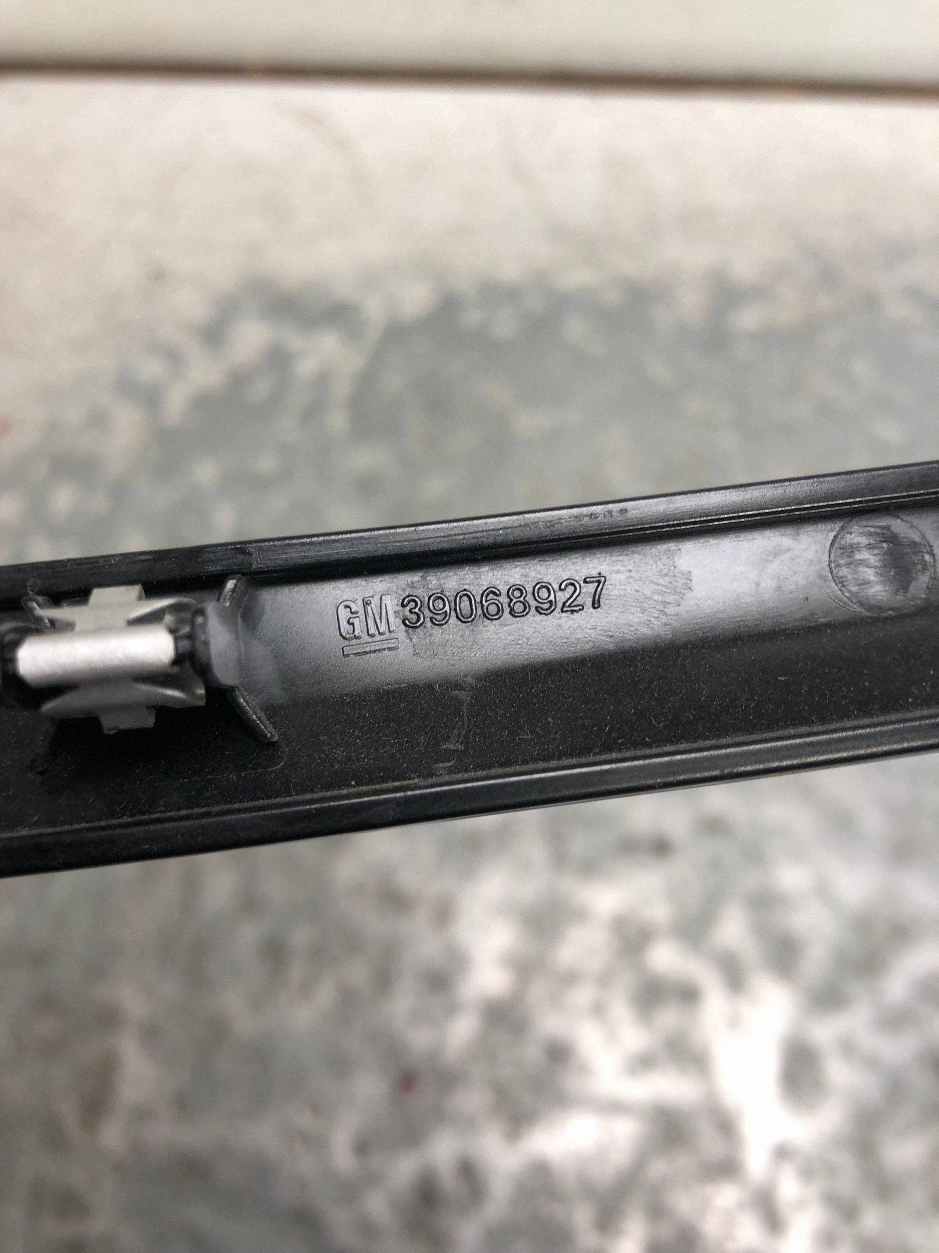 moulding DEKOR door left front OPEL ASTRA K KOMBI 39068927