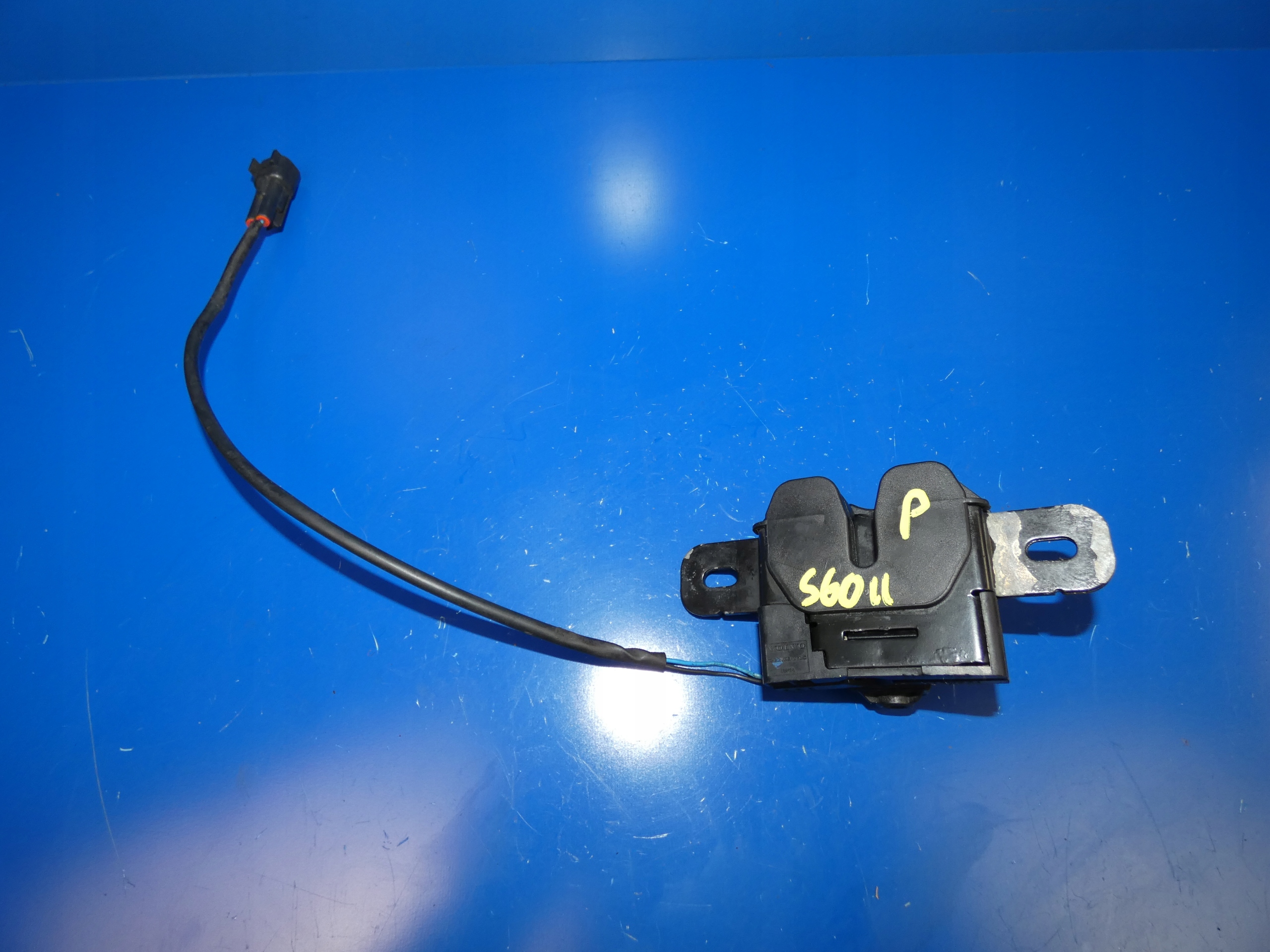 VOLVO S60 II V60 bonnet latch lock left Z with the sensor
