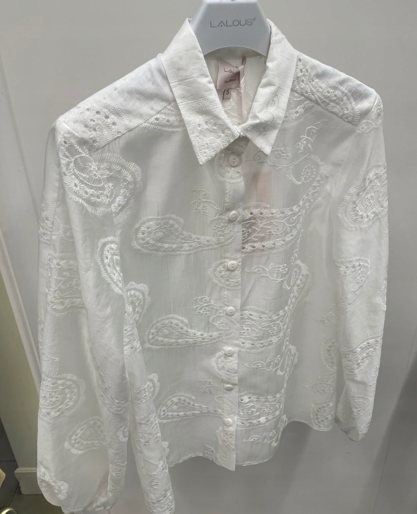 Bílá vyšívaná košile Model 1056 od firmy Lalous velikost S