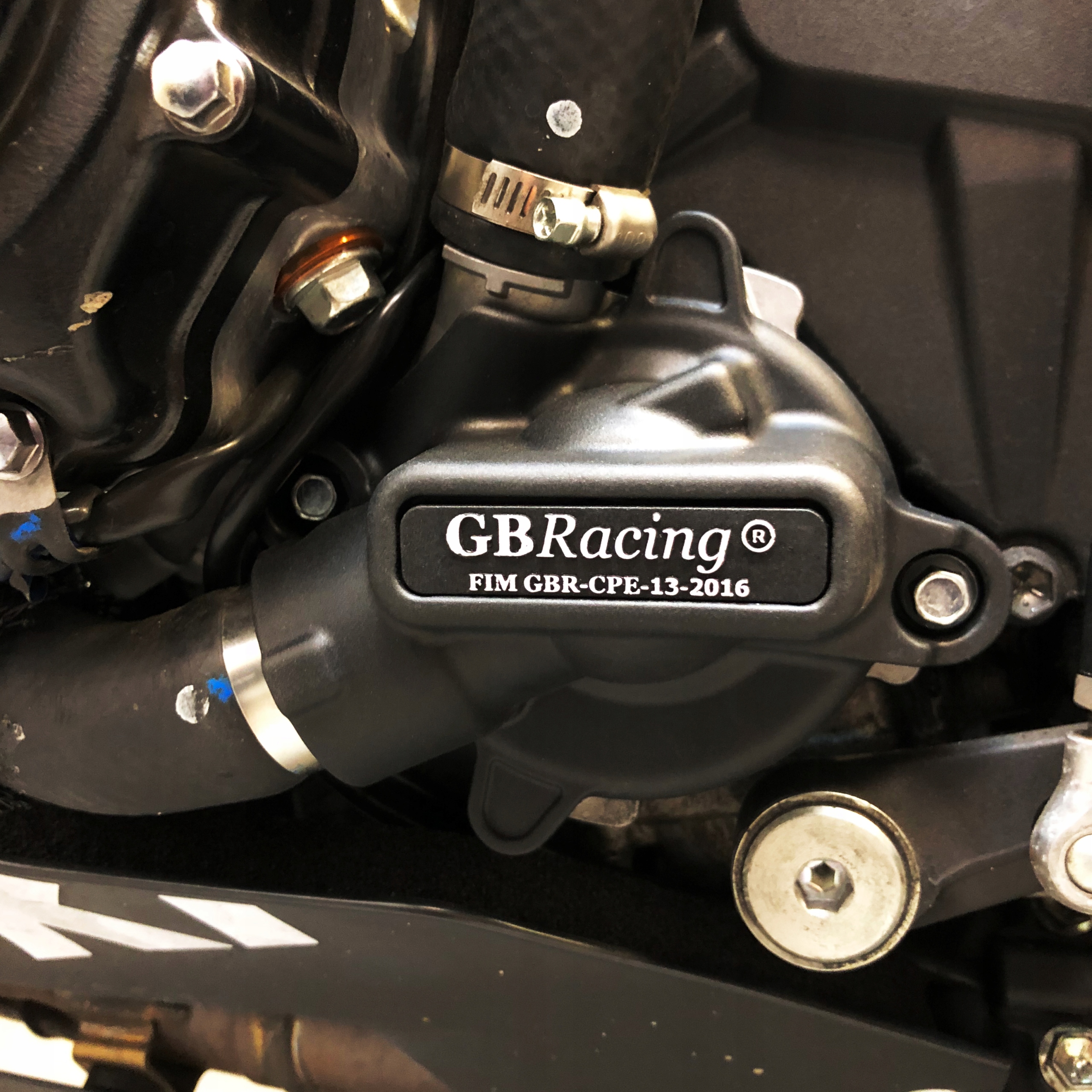 SUZUKI GSXR1000 2017-КРЫШКА ВОДЯНОГО НАСОСА GB RACING