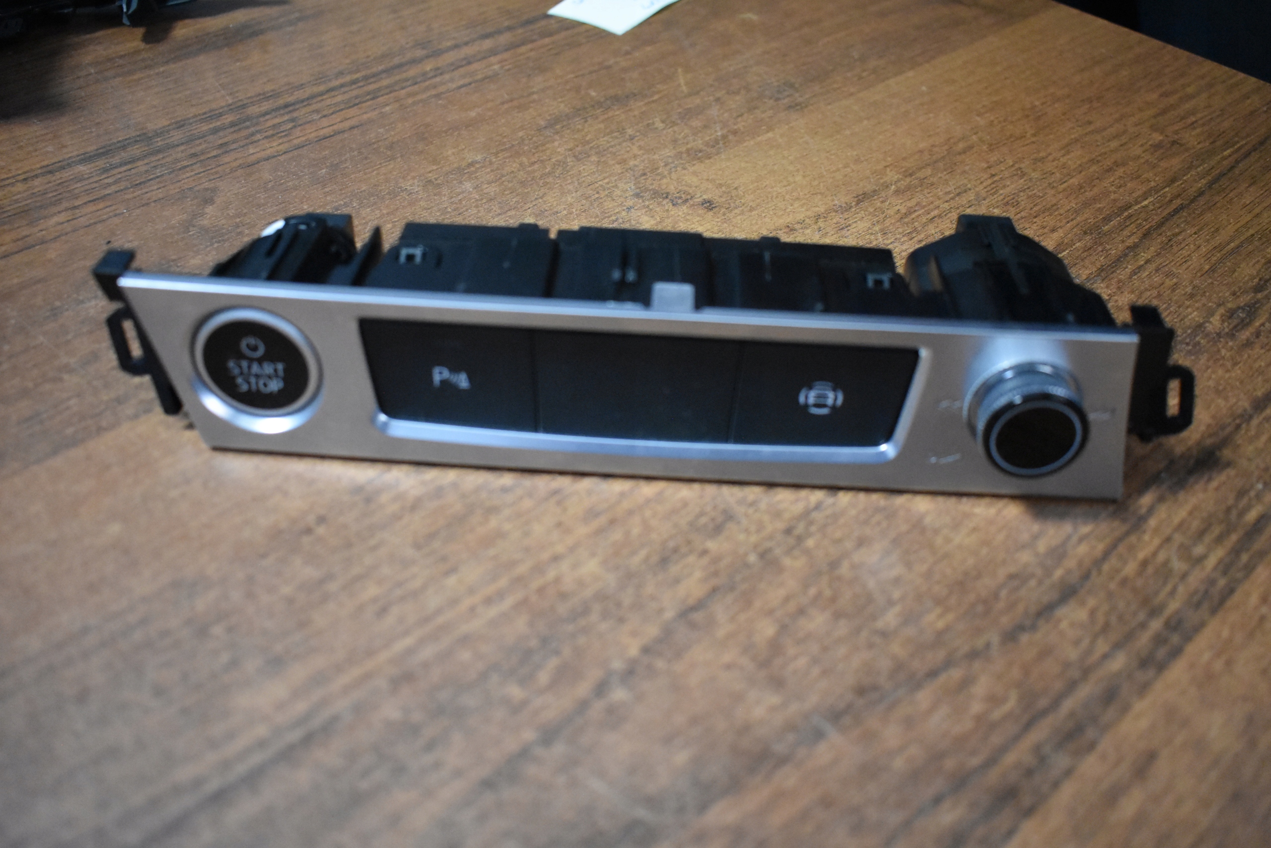 IDEALNY PANEL BLOK WLACZNIKOW AUDI E-TRON 1
