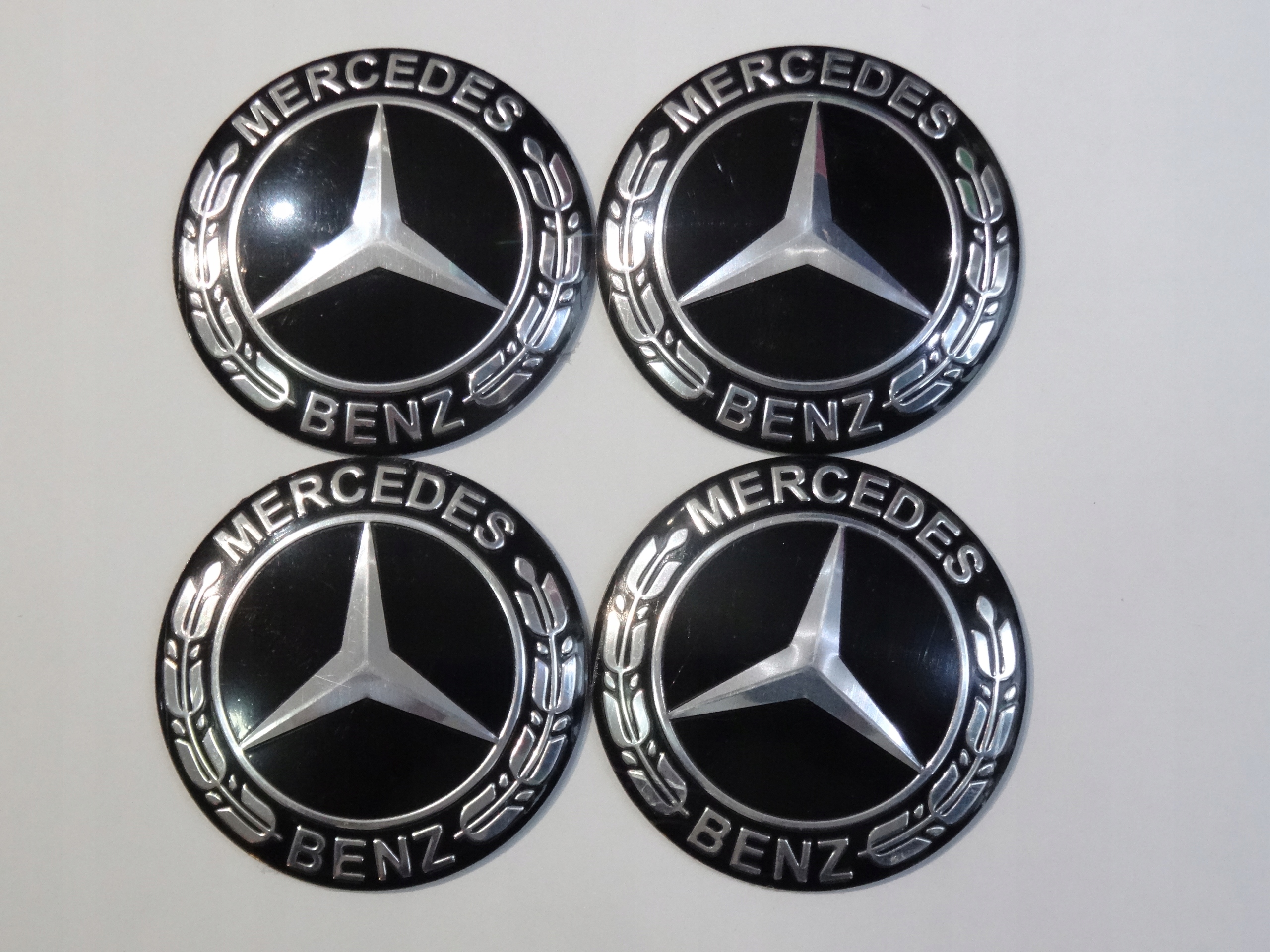 

4x Aluminiowe naklejki na dekielki Mercedes 65 mm