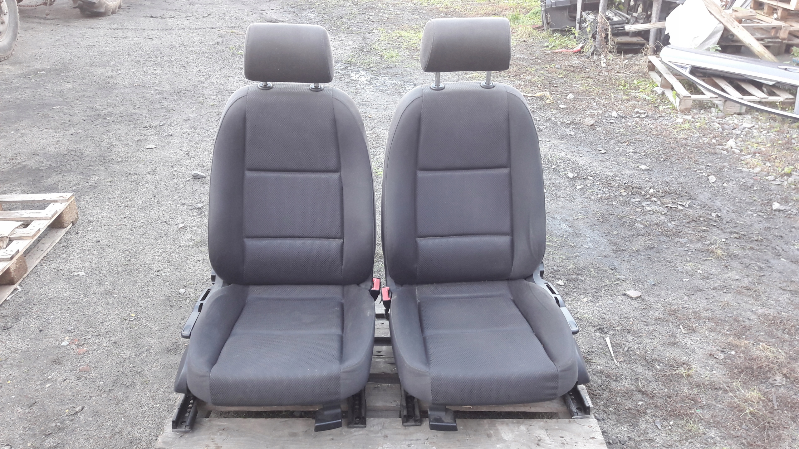 AUDI A4 B6 FOLTEL WELUR links oder rechts vorne
