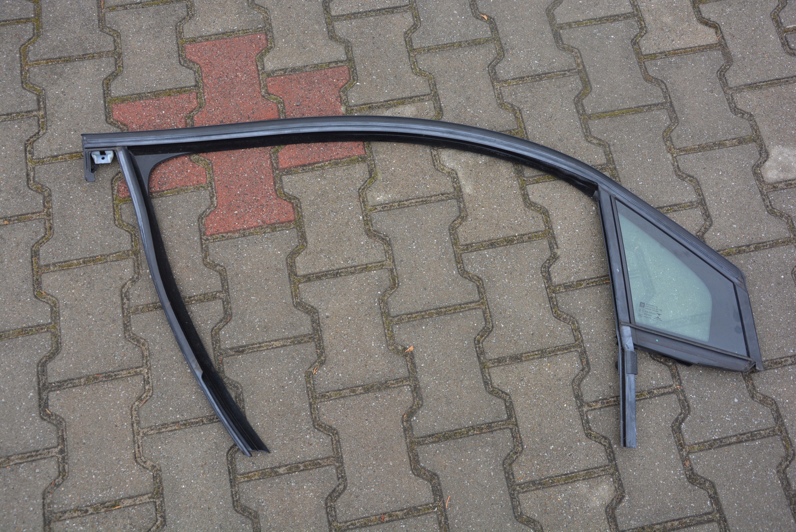 565740102 - СТЕКЛО ПРОКЛАДКА ПРАВАЯ ПЕРЕДНЯЯ ASTRA K V 565498024