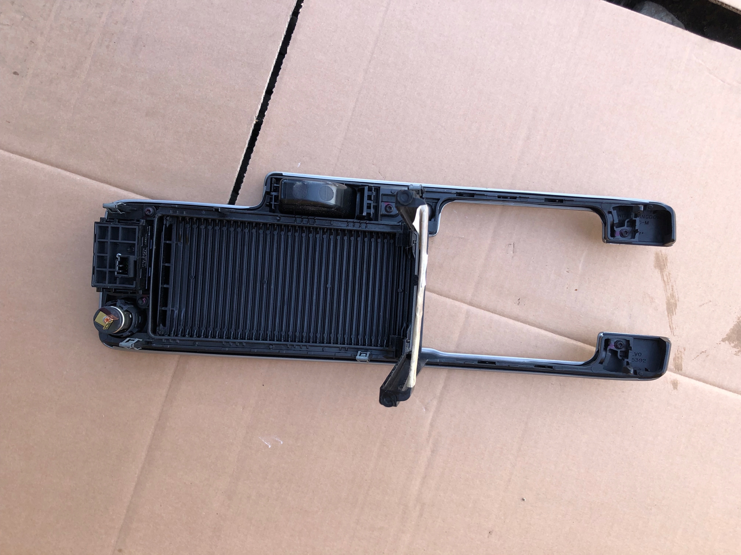 OSŁONA DEKOR TUNELU ROLETKA GNIAZDO ZAPA VOLVO C70 II 06-09 Producent części Volvo OE