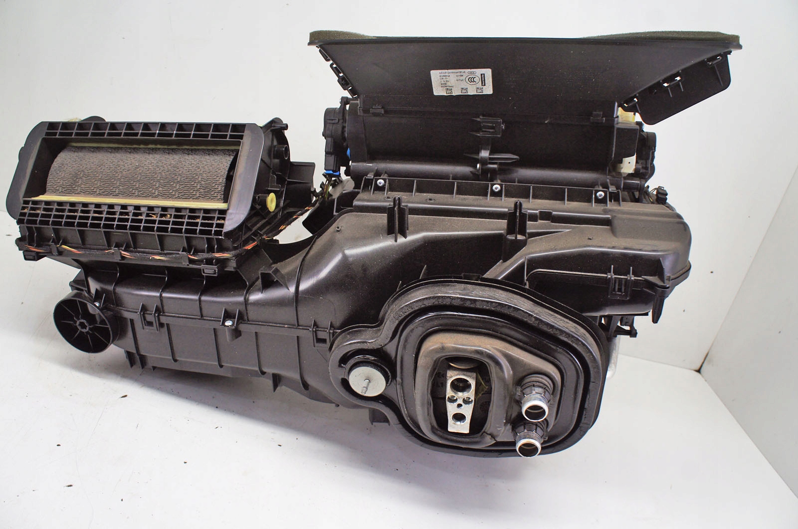 UA310 Audi A3 III 8V 2.0и радиатор отопителя 5Q1816005AD европа