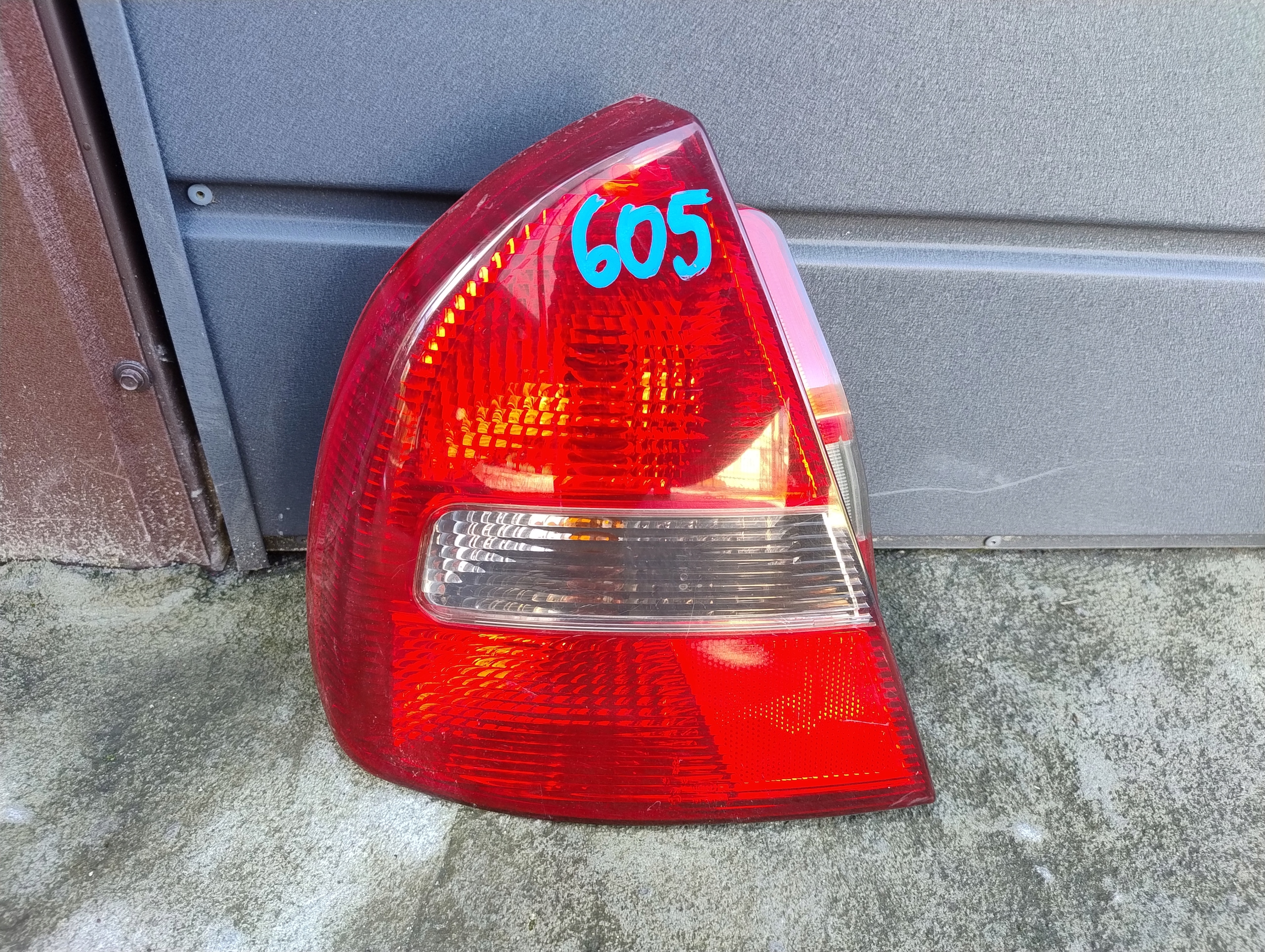 MITSUBISHI CARISMA LIFT light rear left 151081