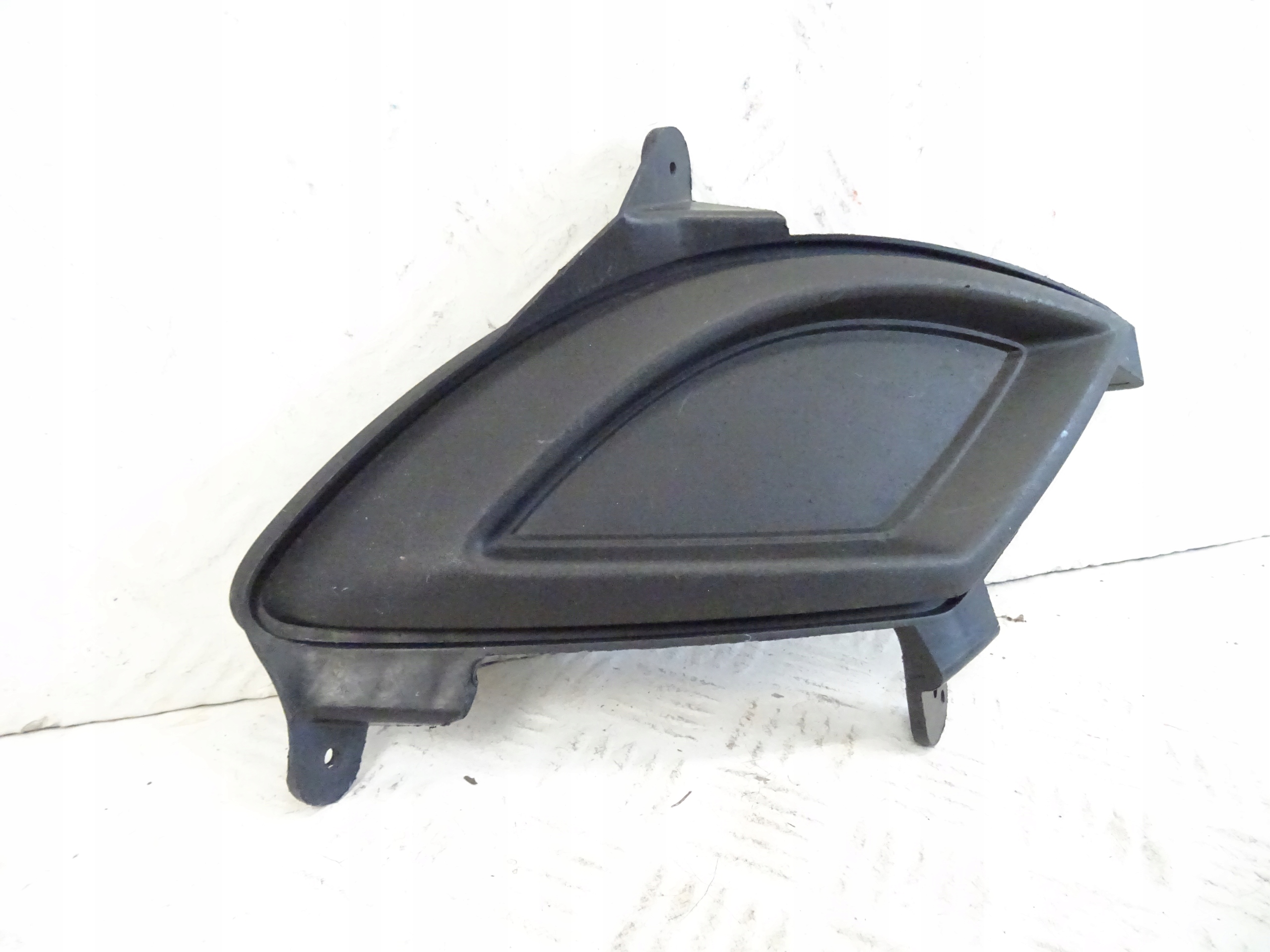 grid of a bumper front front left HYUNDAI IX20 86517-1K010