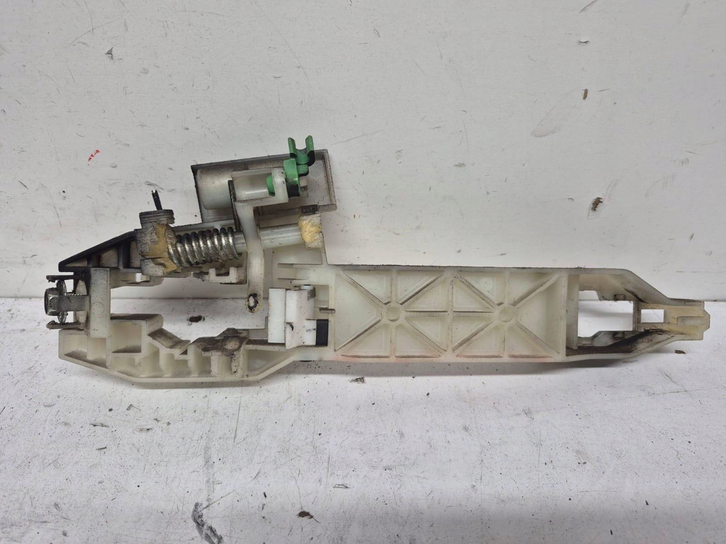 kia OPTIMA IV крепление Держатель диффузор ручки левая зад 2018R