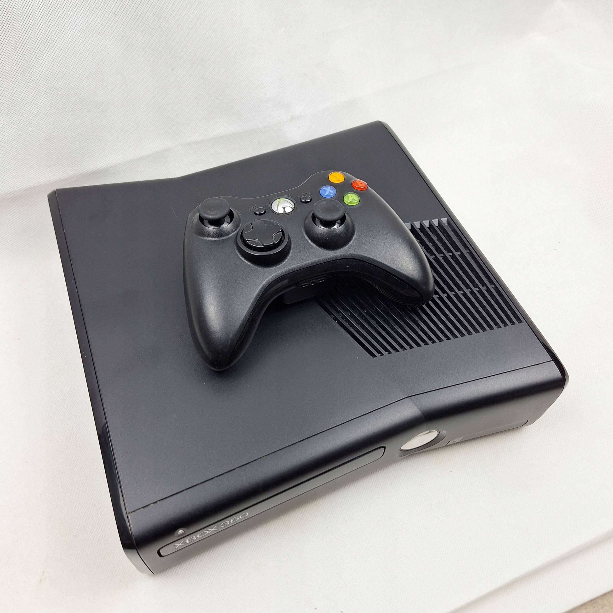 KONSOLA XBOX 360 SLIM S 4GB CZARNA ORYGINALNY PAD GRA GRATISY NA START Rodzaje odtwarzanych nośników Blu-ray CD-ROM DVD-ROM