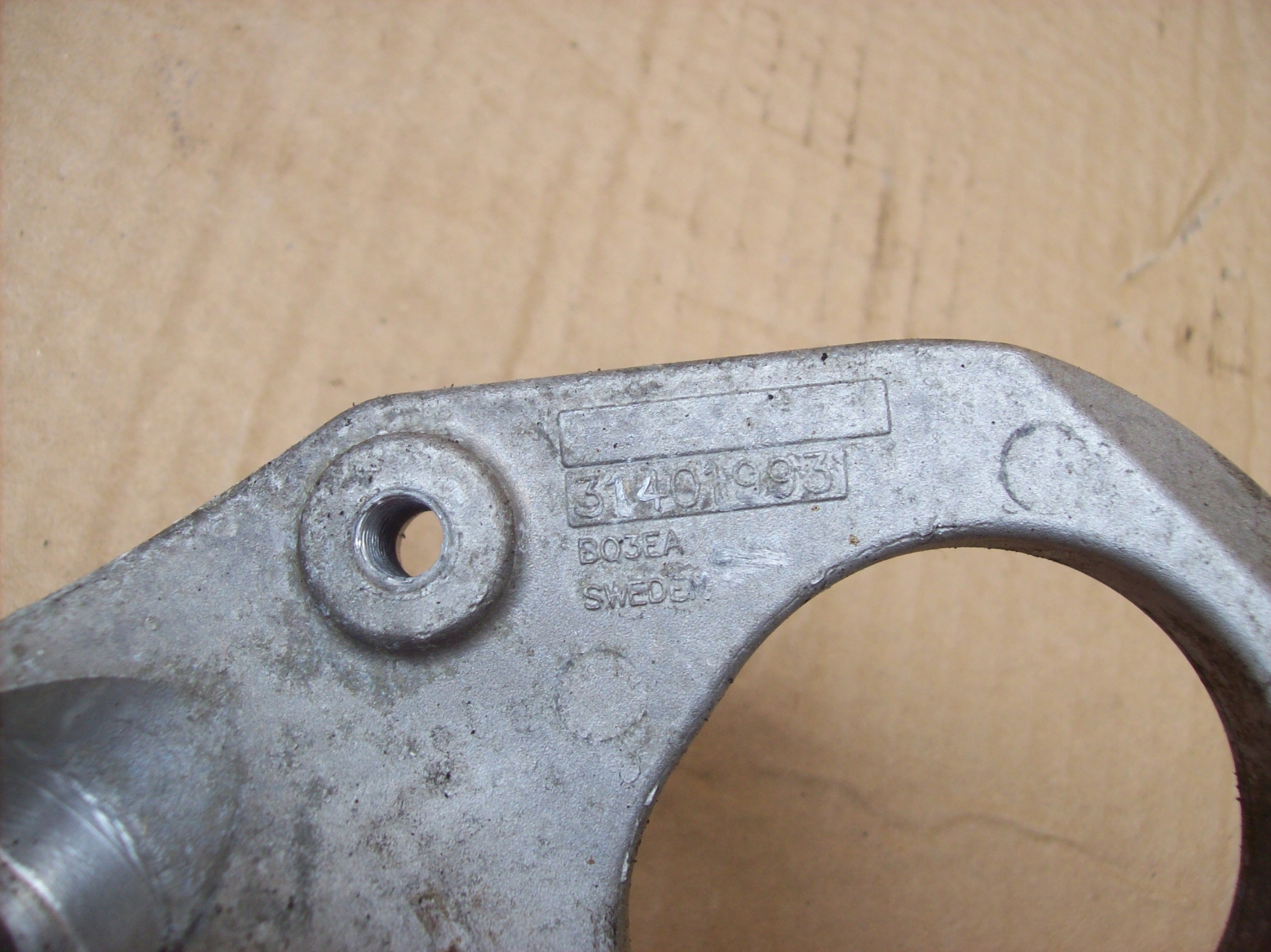 31401993 - VOLVO XC60 XC90 2.0 T6 B4204T27 лапа поддержка