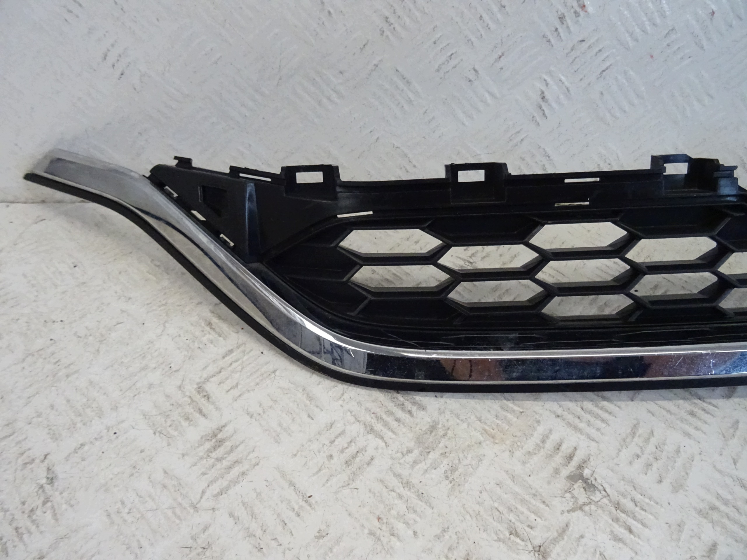 grid of a bumper front front HONDA CRV IV 71127-T1V