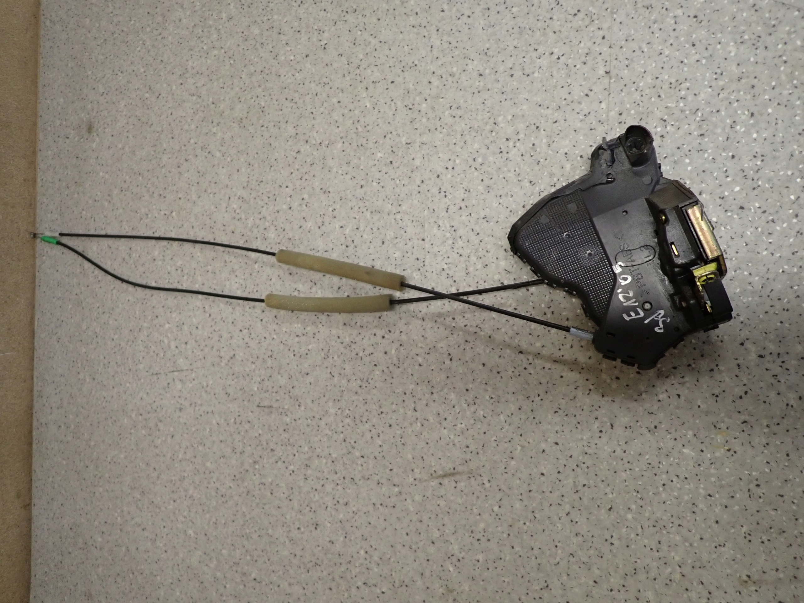 COROLLA E12 HB 3 двери 02-07 замок левой двери