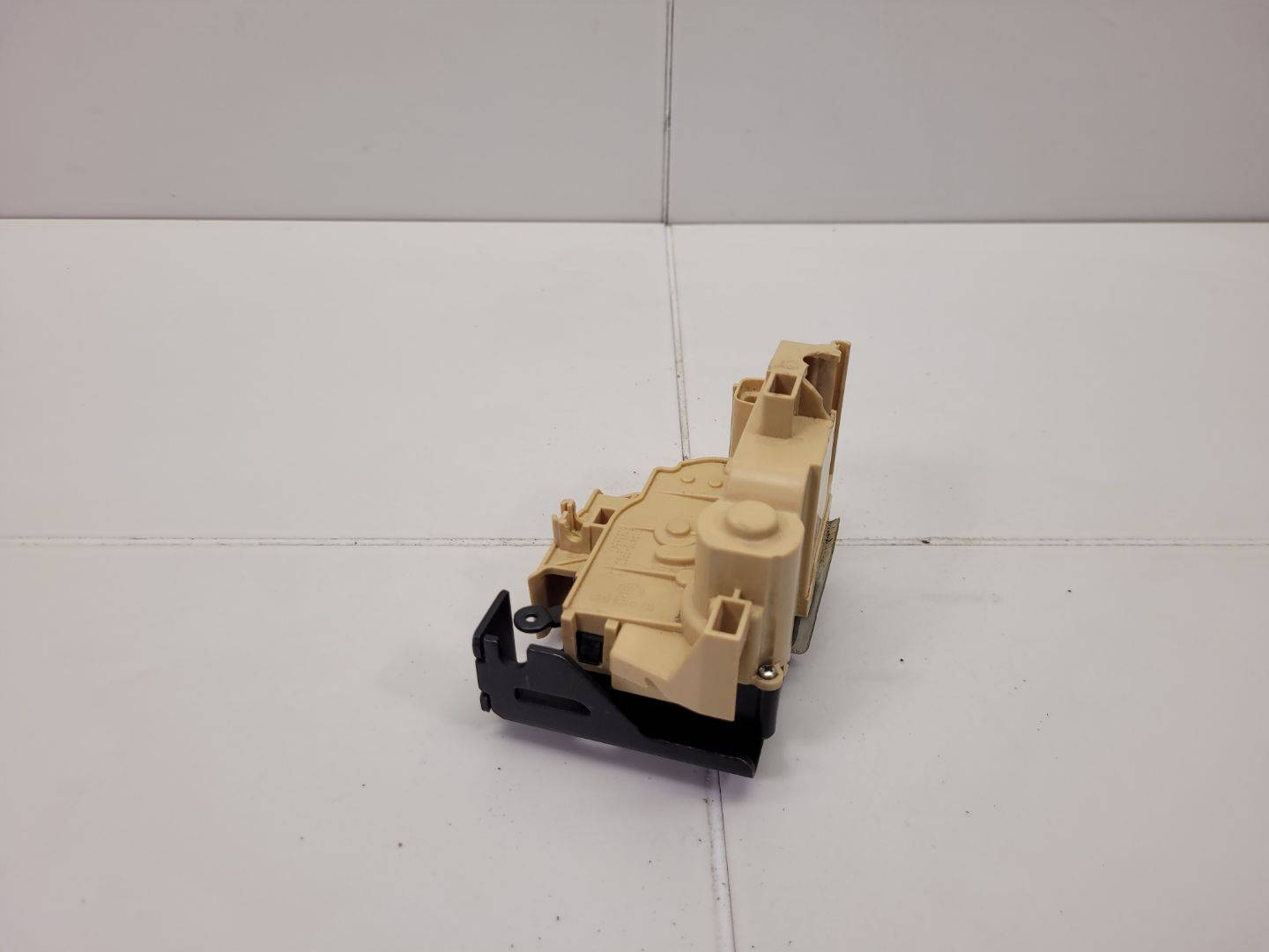 lock door rear part right side Alfa Romeo Stelvio 2017 50535378