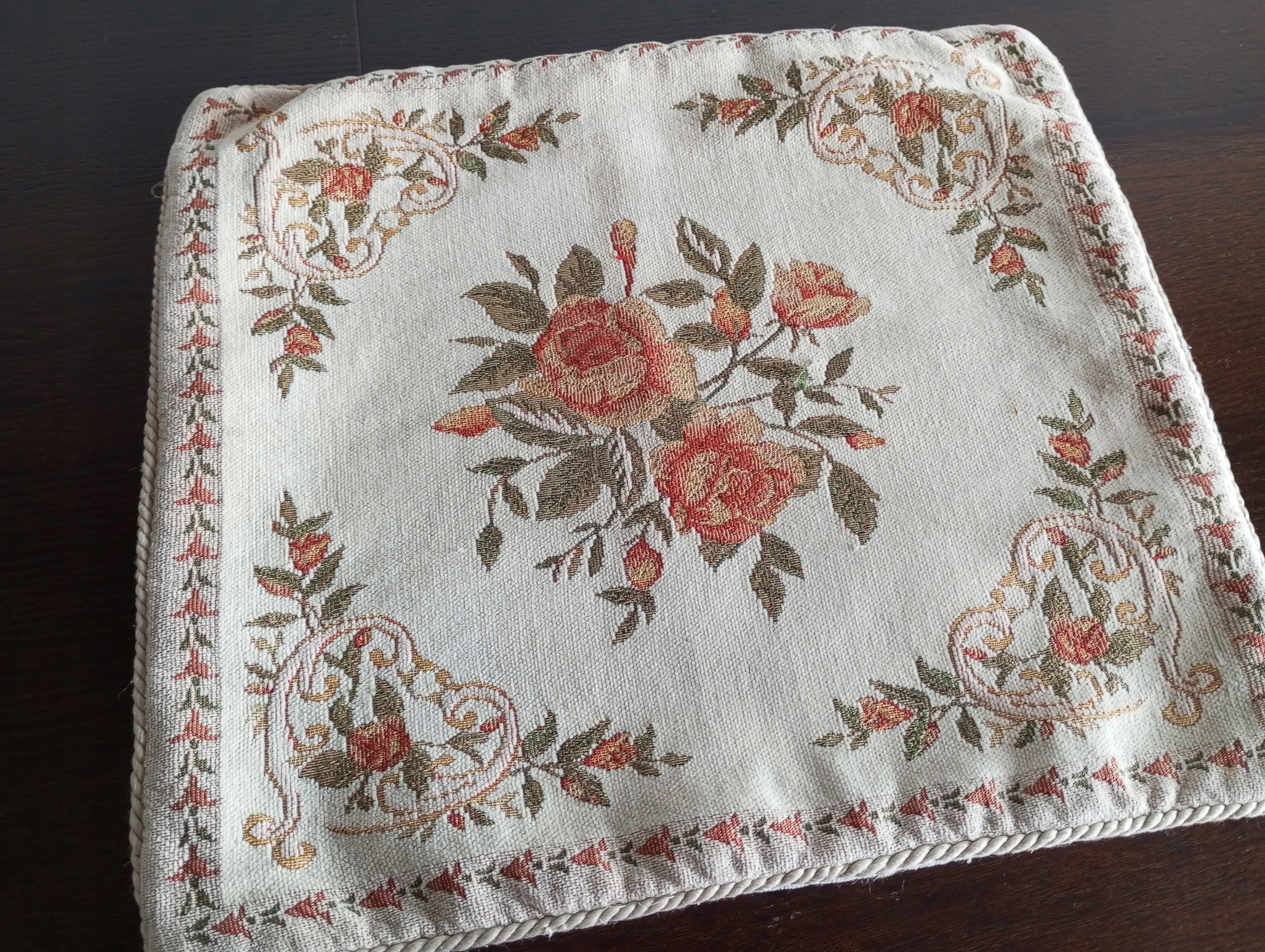 POSZEWKA DEKORACYJNA GOBELINOWA .45 / 42 cm.