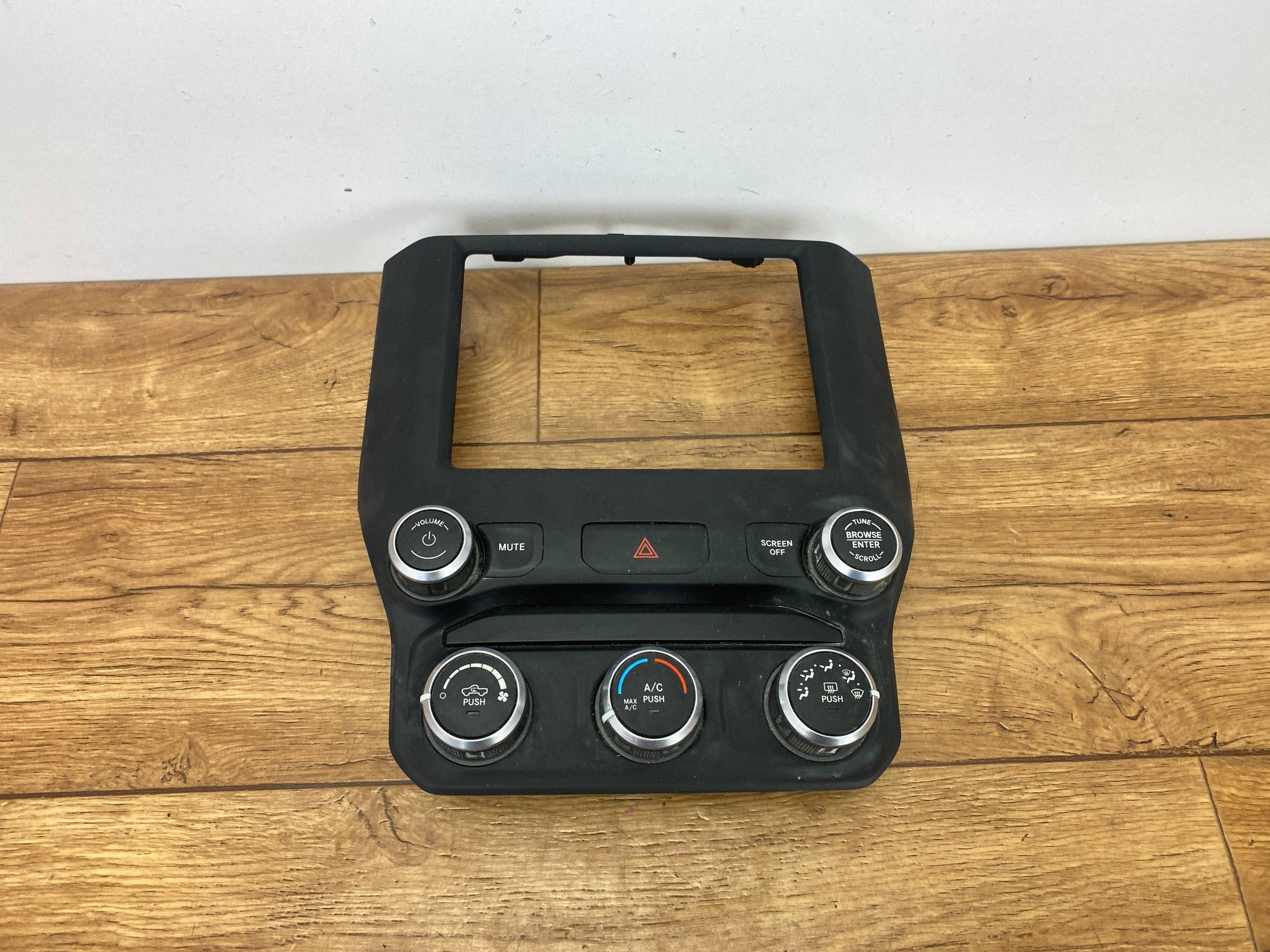 Panel of the air conditioning Dodge Ram 1500 DT 2019+