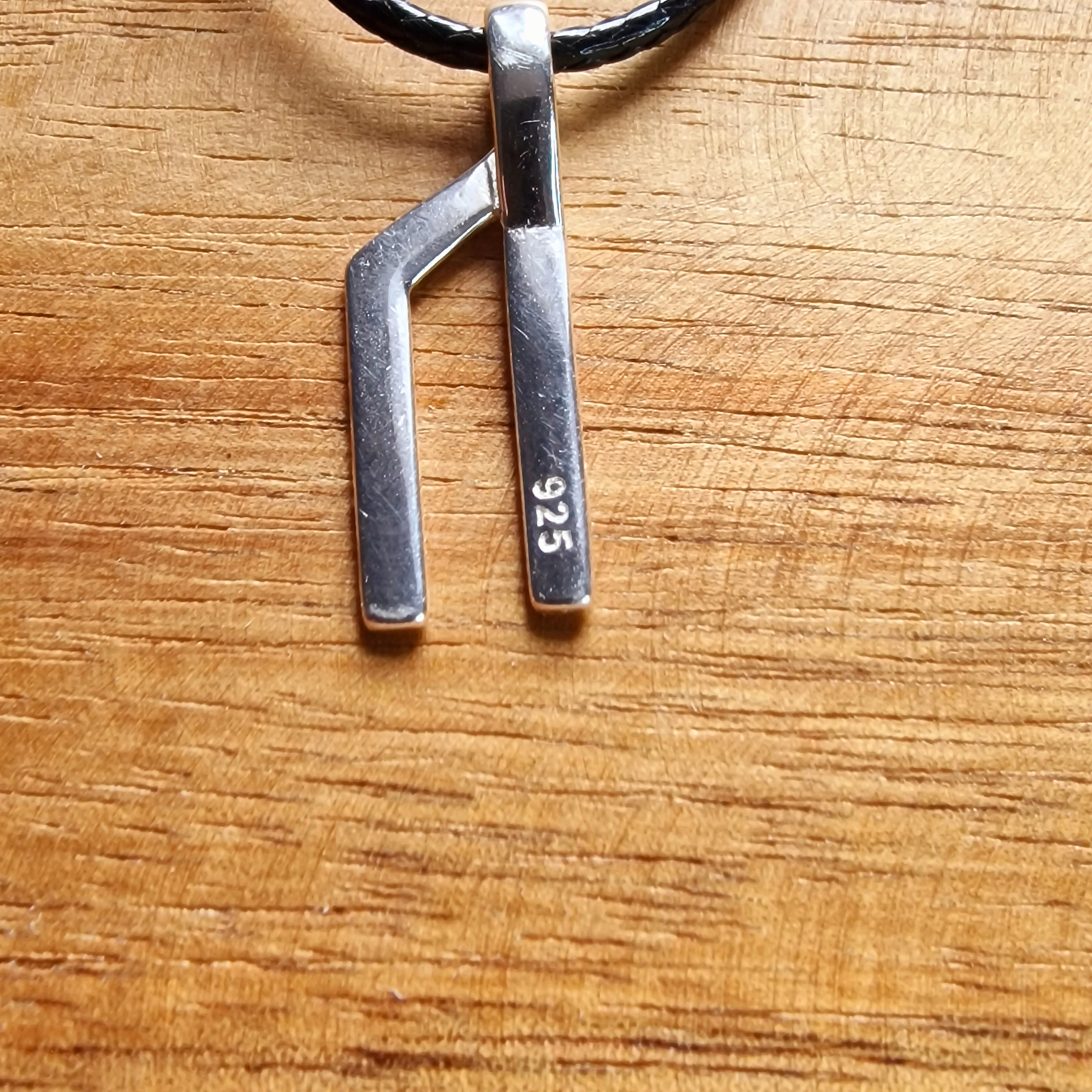 Naszyjnik na rzemyku z srebrną zawieszką runy Uruz zdrowie Marka bez marki