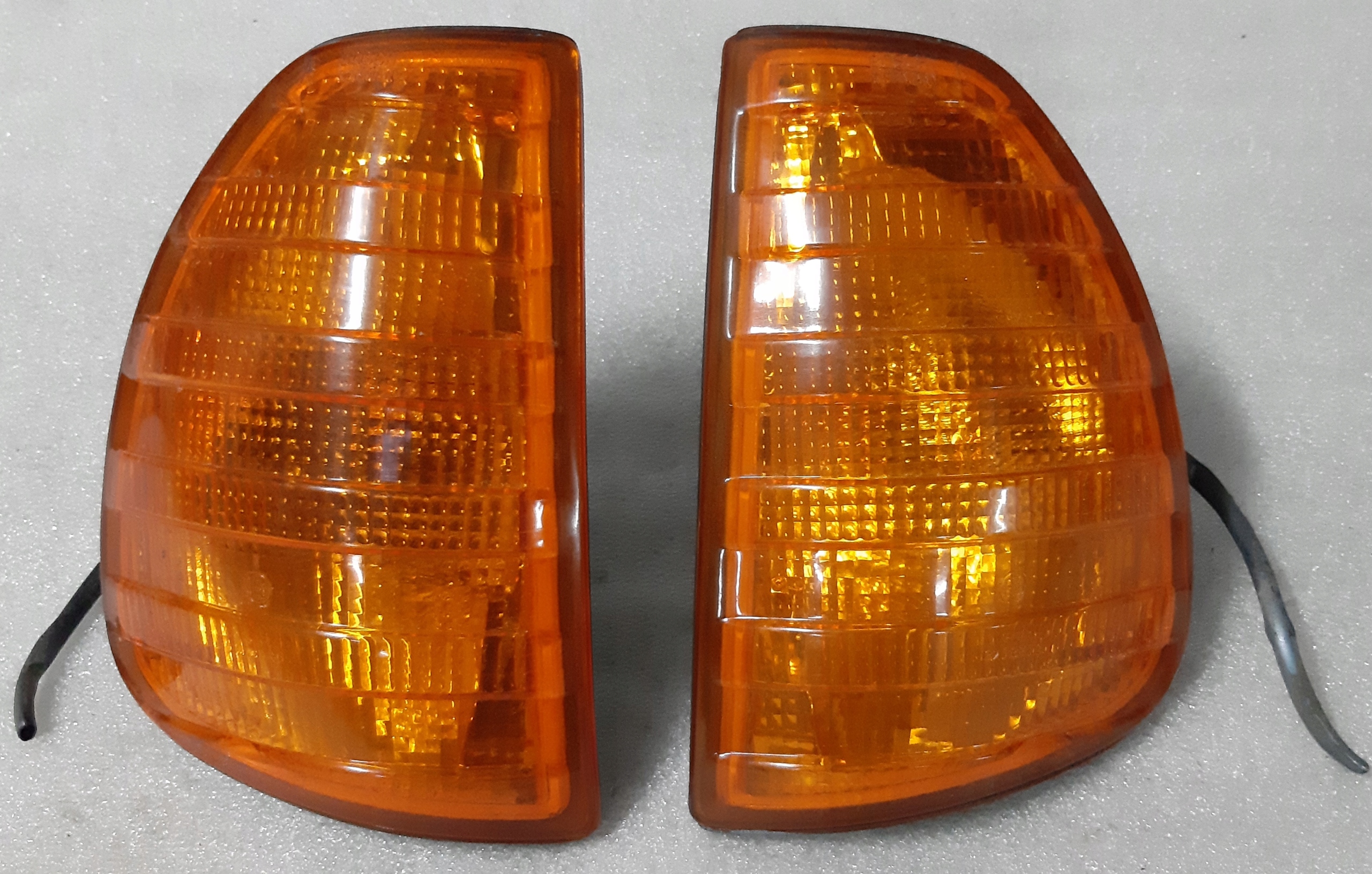 1305233010 - MERCEDES W123 указатель поворота BOSCH