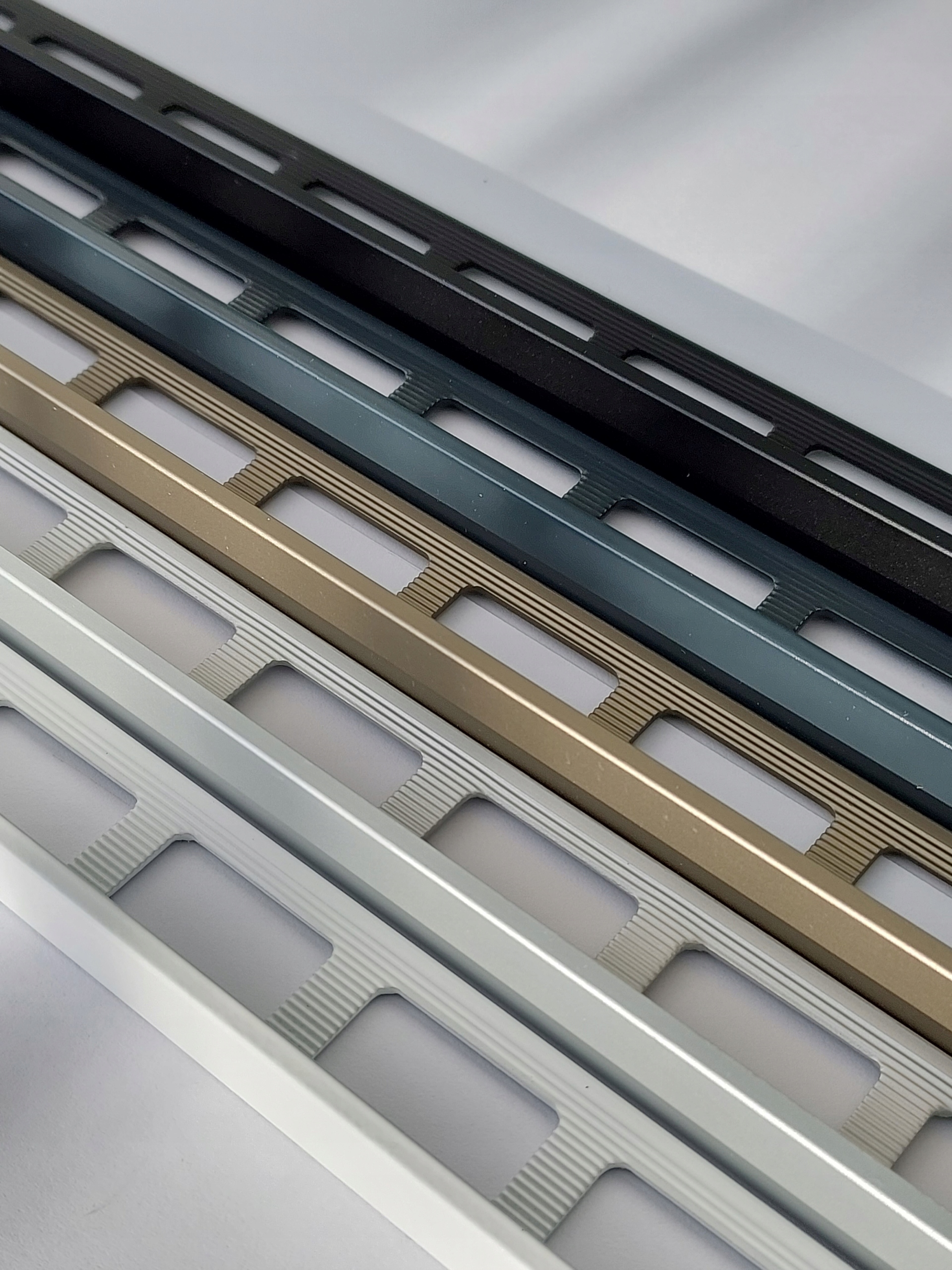 LISTWA WYKOŃCZENIOWA, PROFIL do glazury płytek CZARNA L10 Marka Profmar