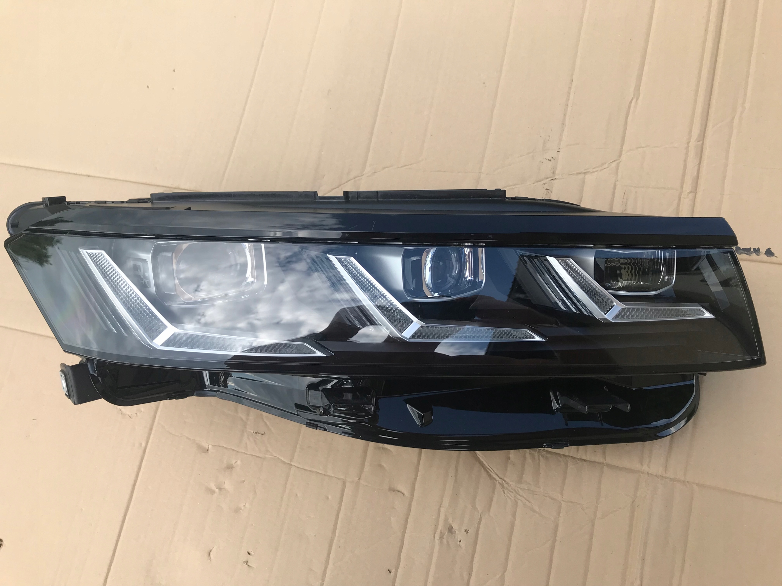 LAMPA PRZEDNIA PRZÓD VW TOUAREG 761 III FULL LED Wersja Europejska